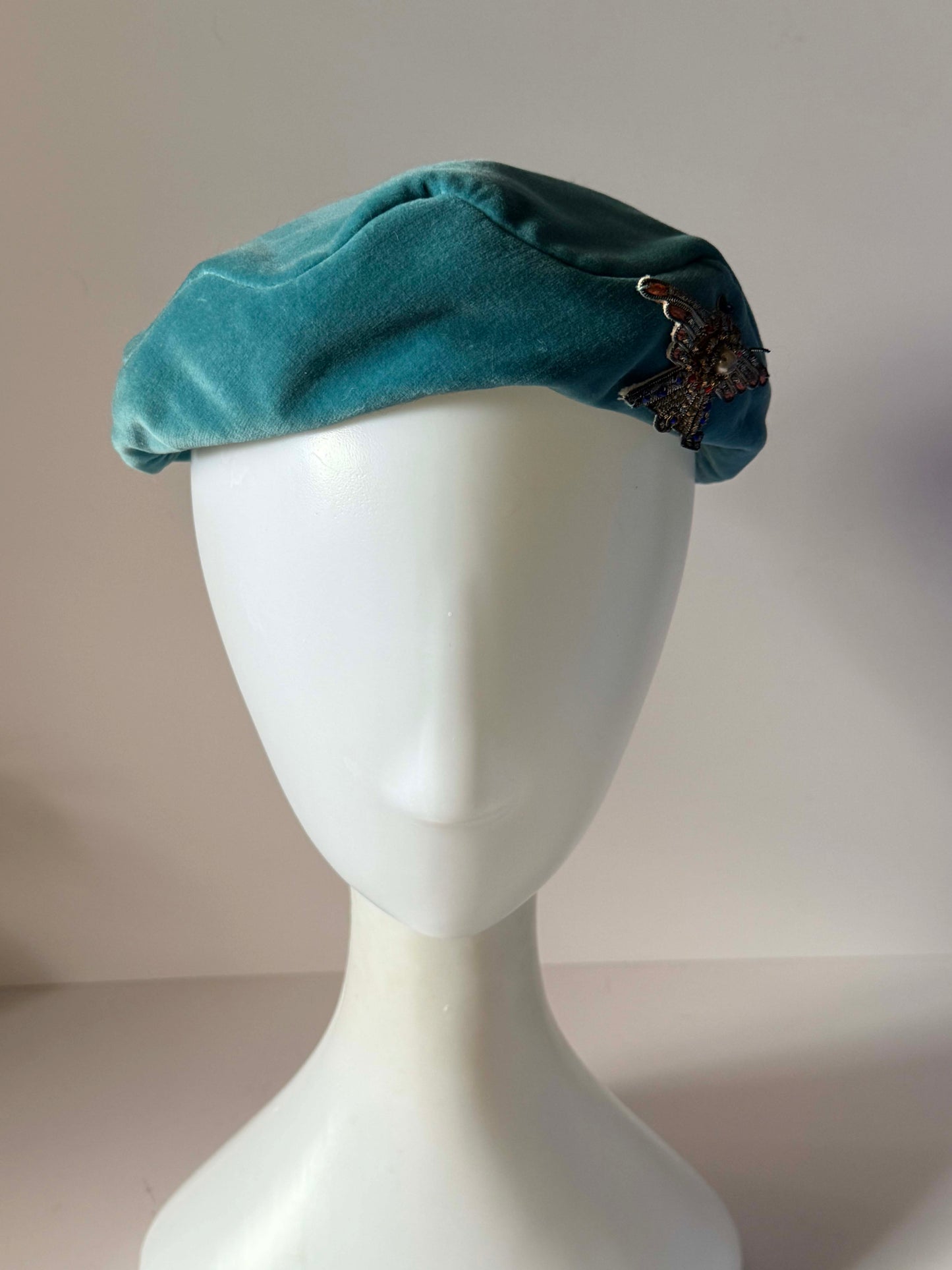 Vintage 1940s Turquoise Velvet Tilt Hat Jeweled Bird Appliqué Blue Cocktail Hat Sculpted WWII Era Millinery