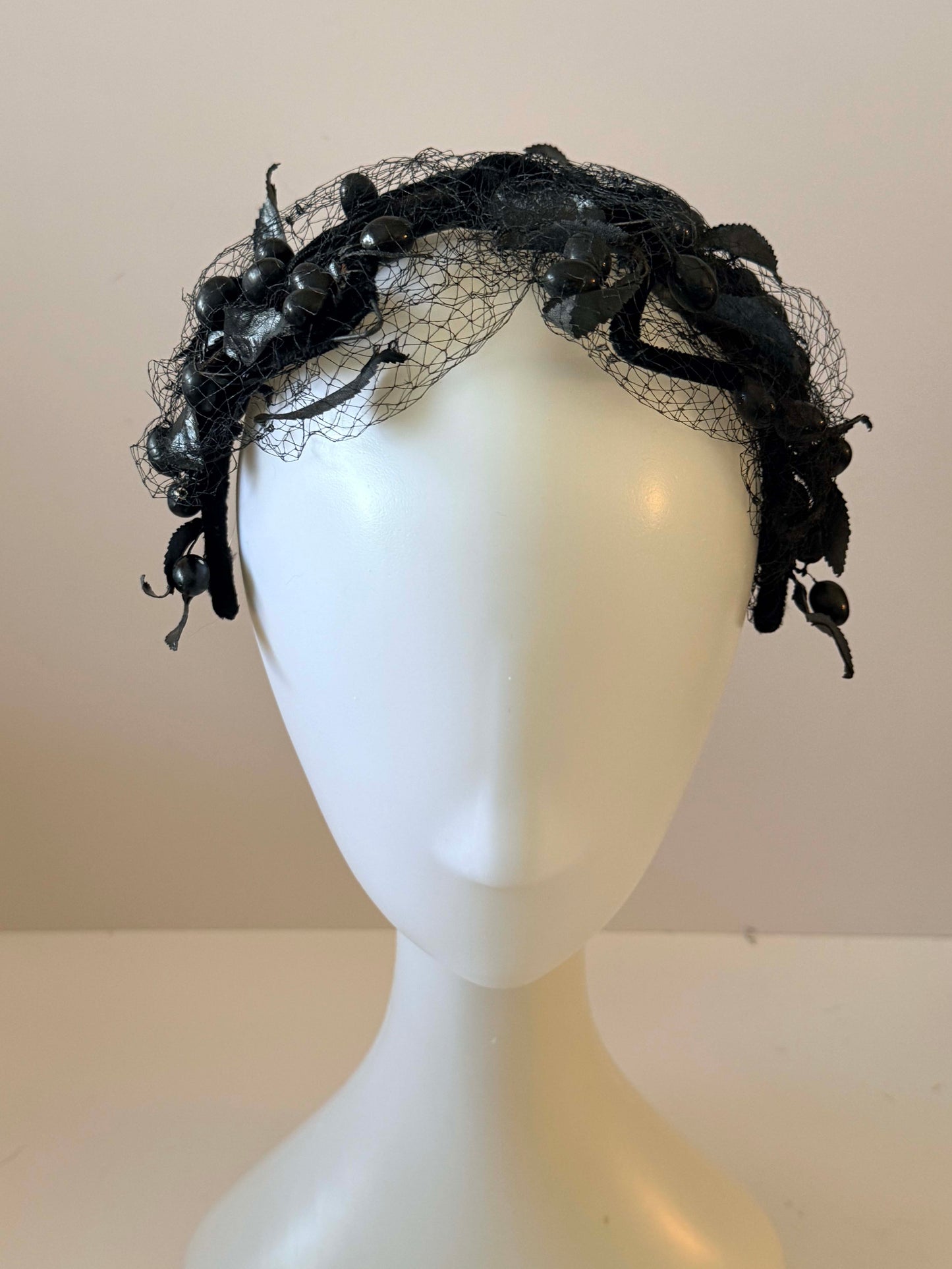 Vintage 1940s–1950s Black Berry Fascinator Gothic Veil Headpiece Victorian Mourning Style Halo Crown Dark Romantic Millinery