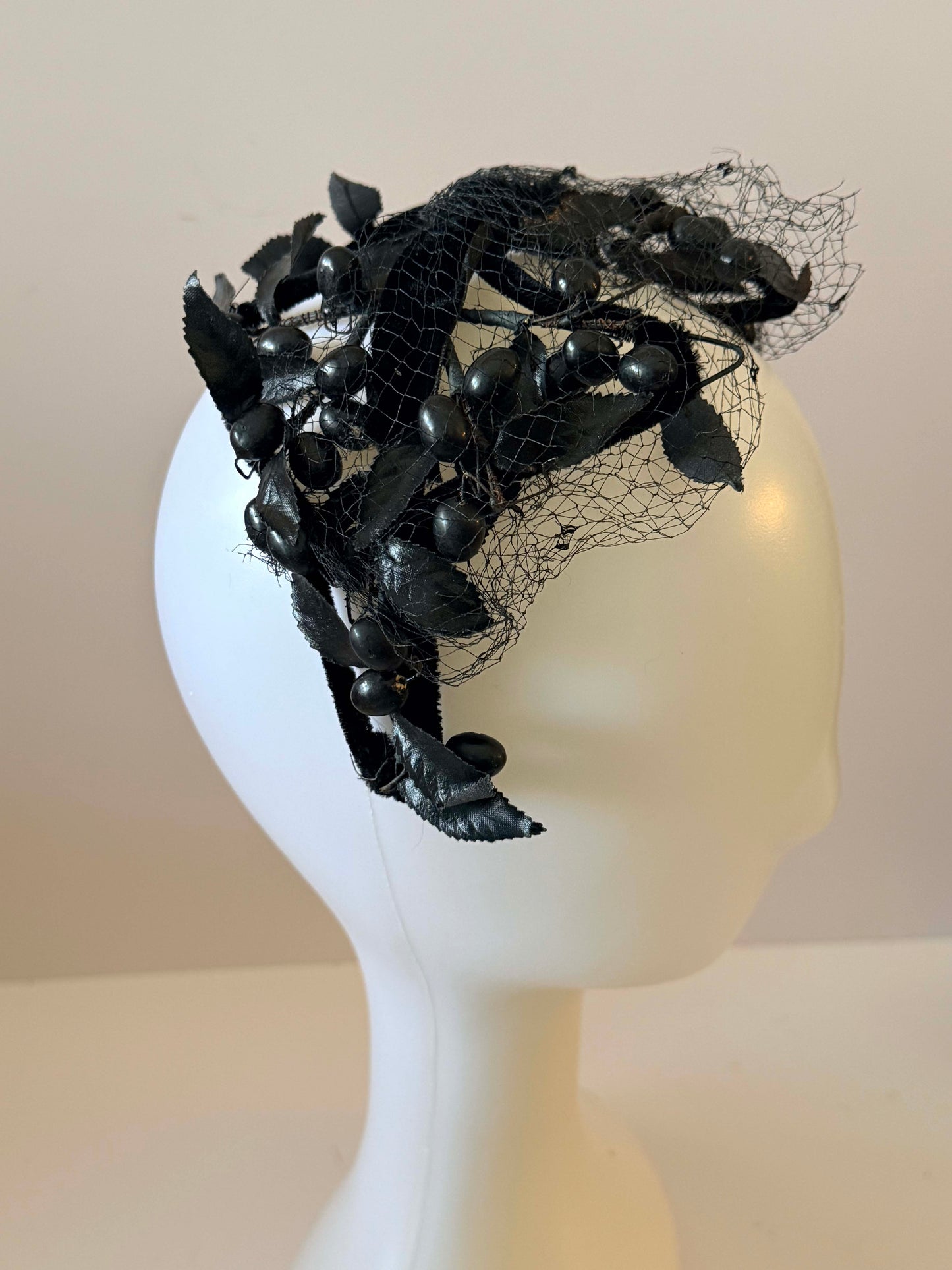 Vintage 1940s–1950s Black Berry Fascinator Gothic Veil Headpiece Victorian Mourning Style Halo Crown Dark Romantic Millinery