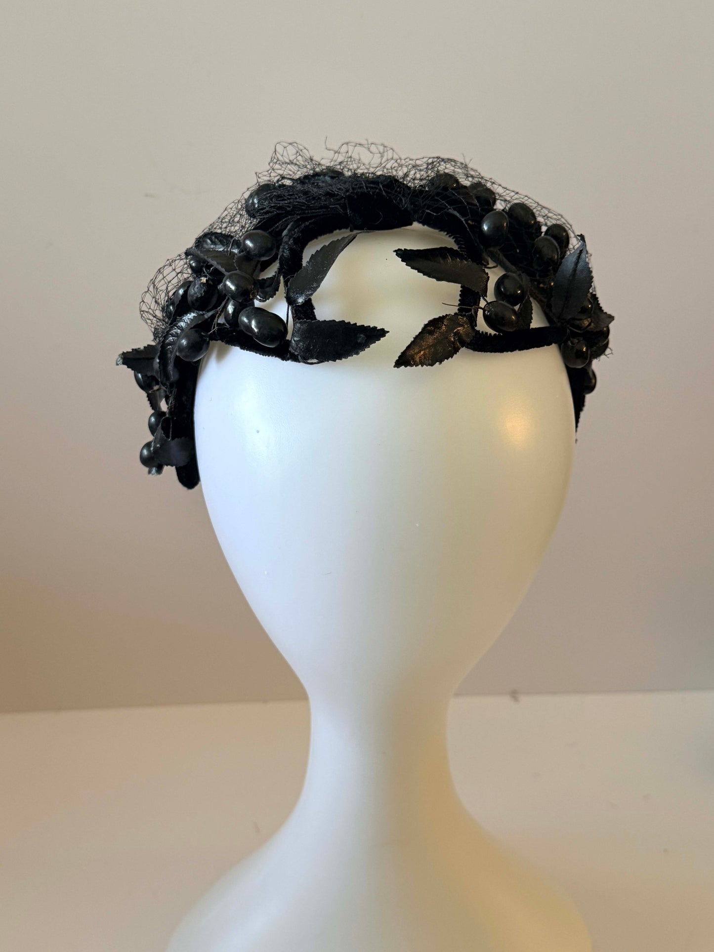 Vintage 1940s–1950s Black Berry Fascinator Gothic Veil Headpiece Victorian Mourning Style Halo Crown Dark Romantic Millinery