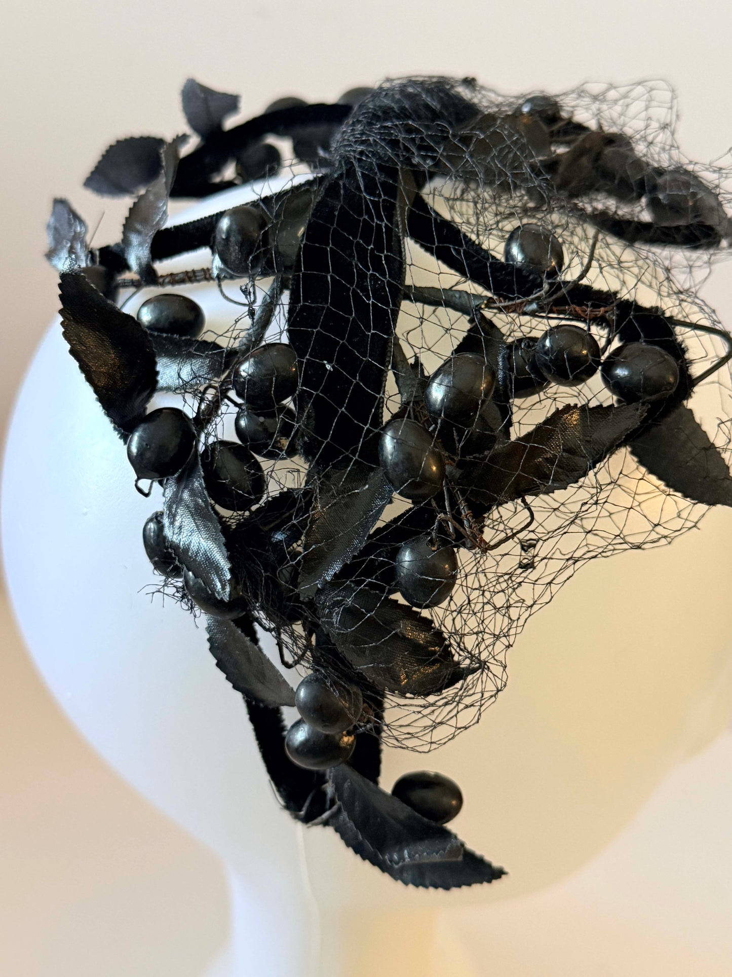 Vintage 1940s–1950s Black Berry Fascinator Gothic Veil Headpiece Victorian Mourning Style Halo Crown Dark Romantic Millinery