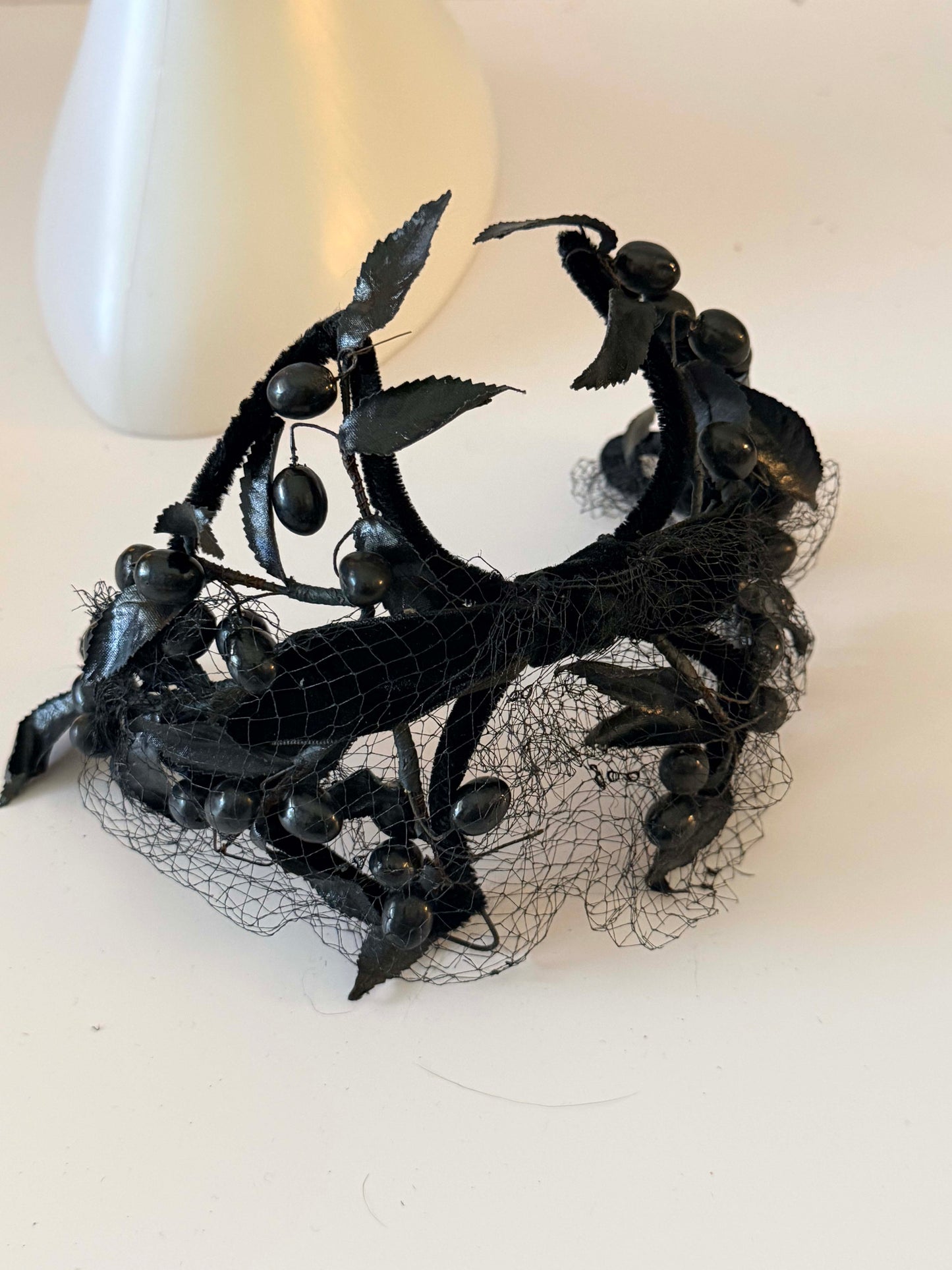 Vintage 1940s–1950s Black Berry Fascinator Gothic Veil Headpiece Victorian Mourning Style Halo Crown Dark Romantic Millinery
