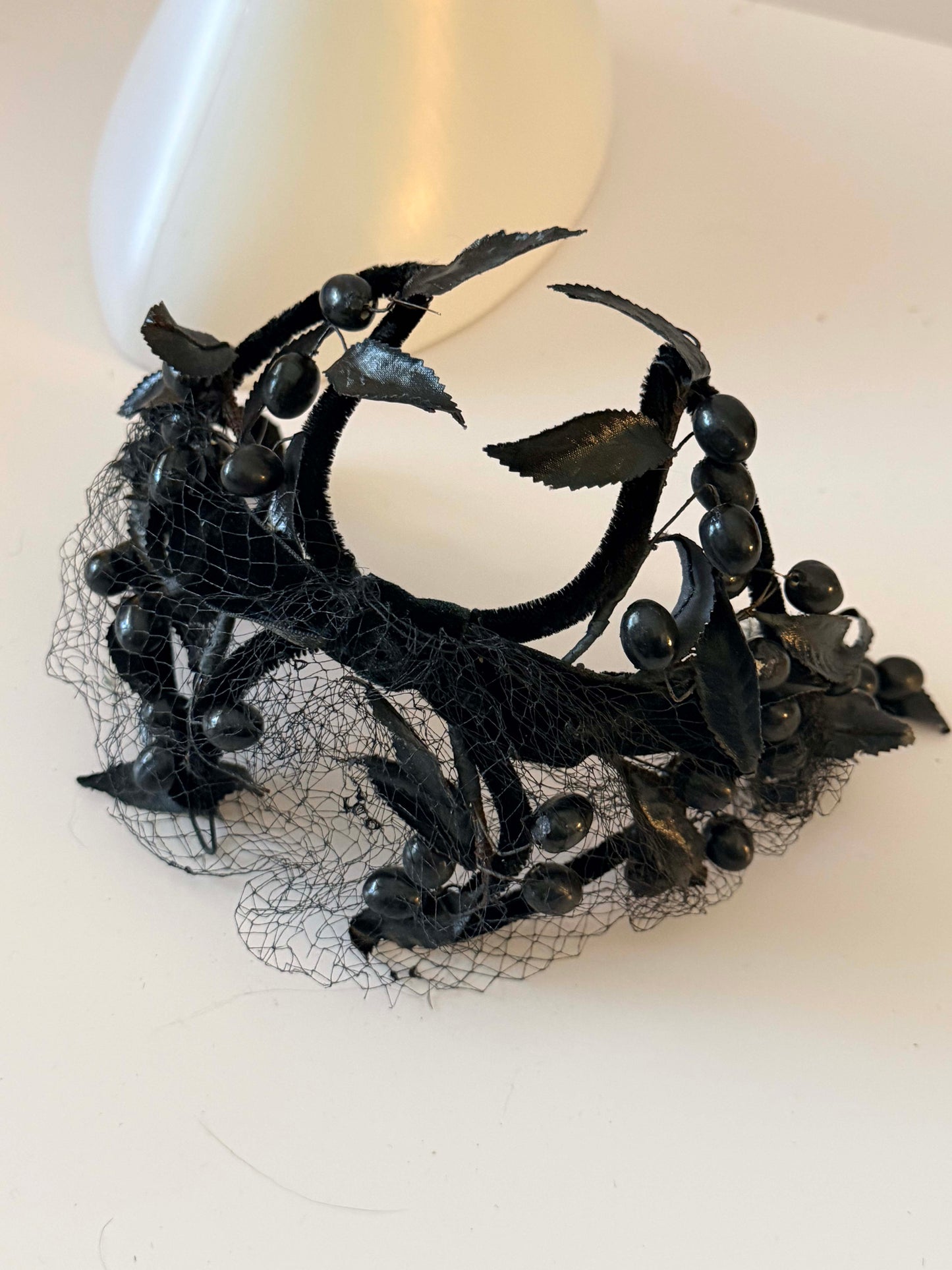Vintage 1940s–1950s Black Berry Fascinator Gothic Veil Headpiece Victorian Mourning Style Halo Crown Dark Romantic Millinery