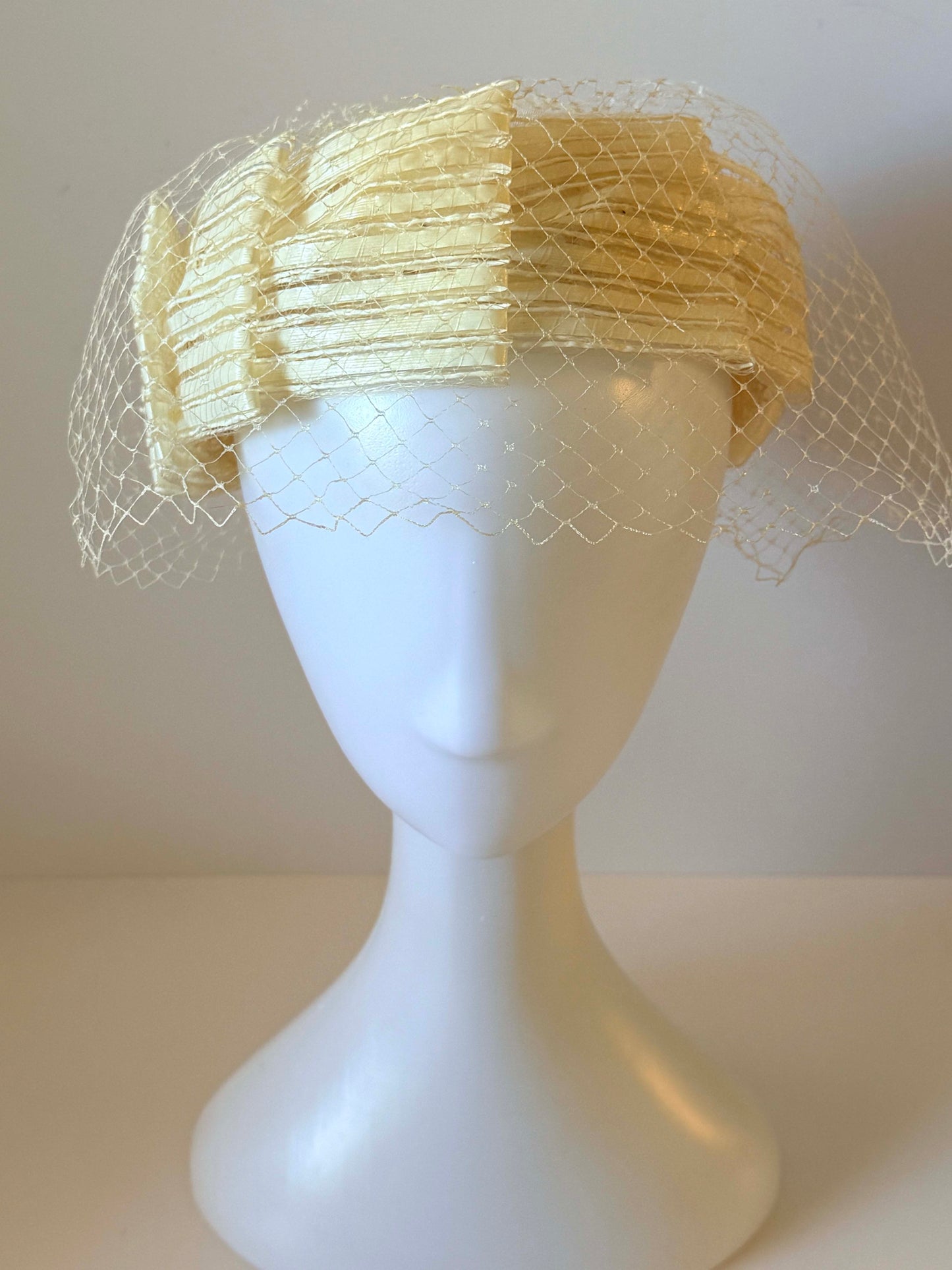 Vintage 1950s Ivory Ribbon Pleated Veiled Pillbox Hat Sculptural Cocktail Bridal Hat Mid Century Wedding Millinery