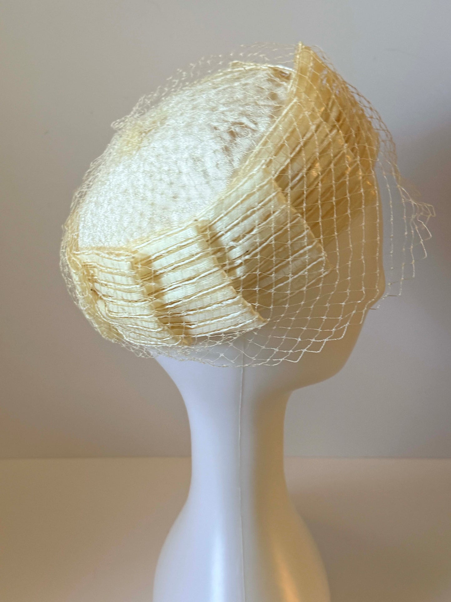 Vintage 1950s Ivory Ribbon Pleated Veiled Pillbox Hat Sculptural Cocktail Bridal Hat Mid Century Wedding Millinery