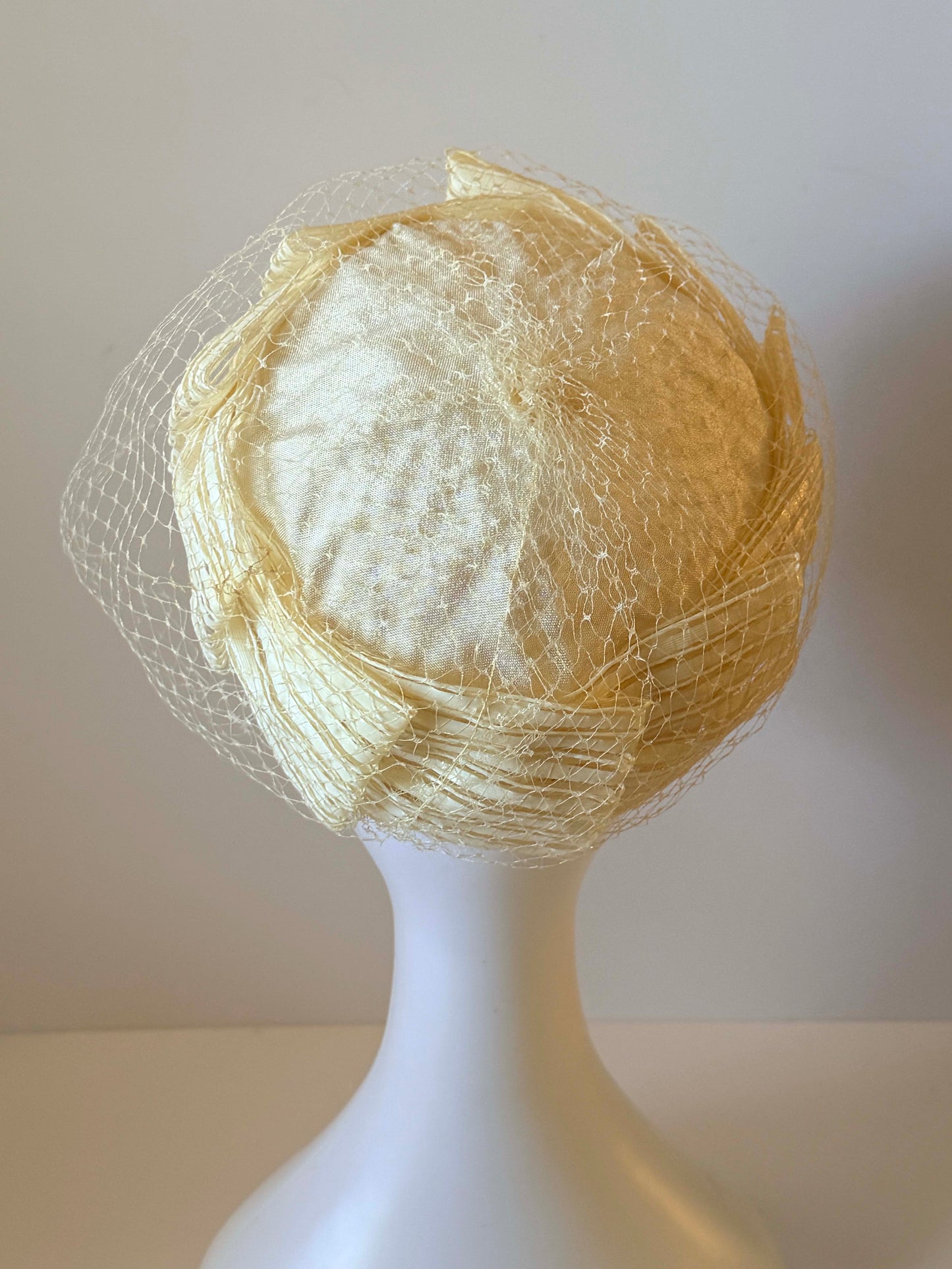 Vintage 1950s Ivory Ribbon Pleated Veiled Pillbox Hat Sculptural Cocktail Bridal Hat Mid Century Wedding Millinery