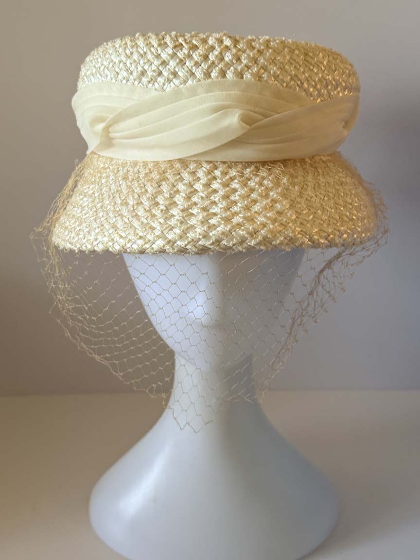Vintage 1950s Ivory Straw Hat Draped Chiffon Band Birdcage Veil Brimmed Women's Wedding Bridal Cocktail Hat