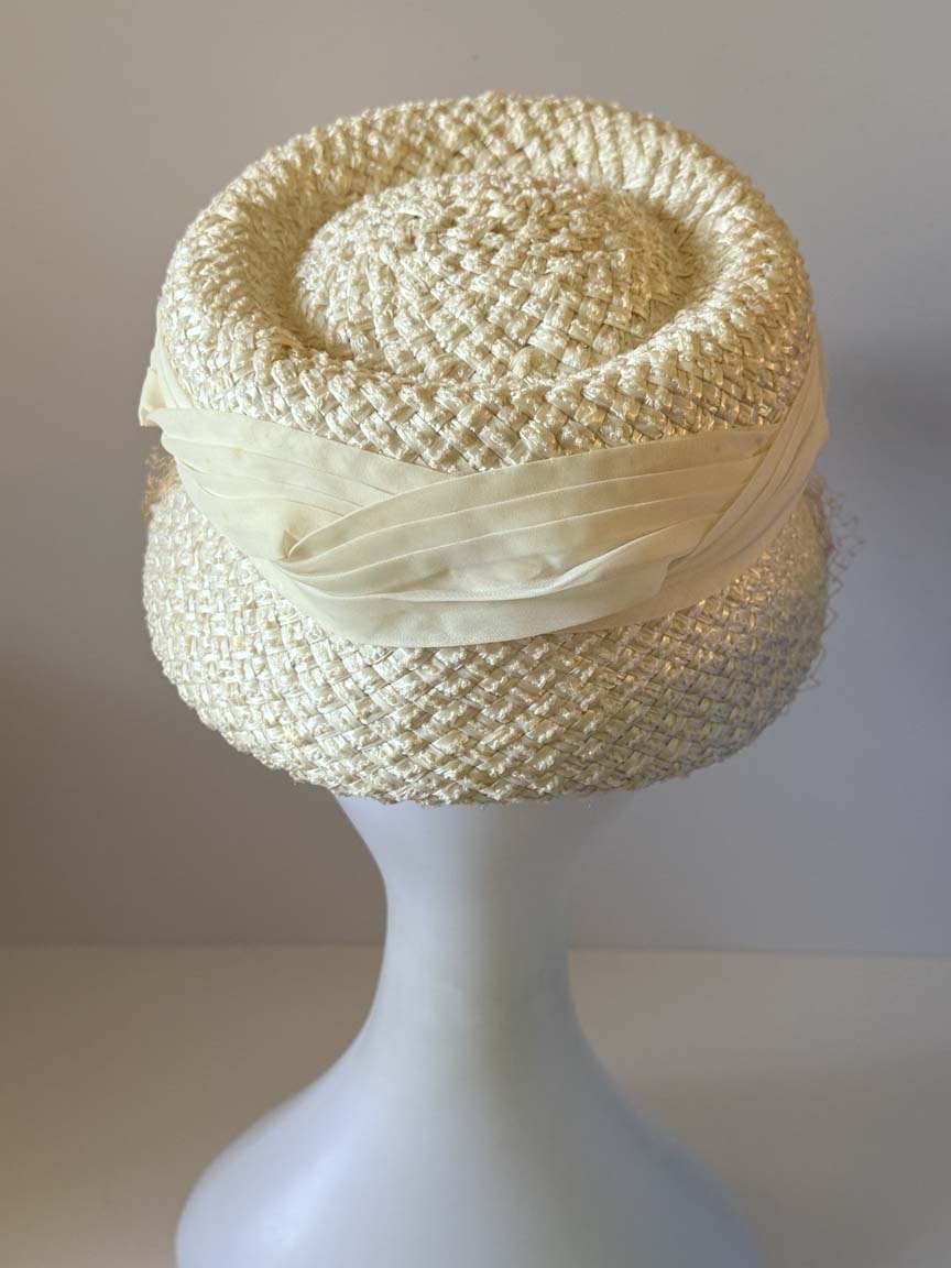 Vintage 1950s Ivory Straw Hat Draped Chiffon Band Birdcage Veil Brimmed Women's Wedding Bridal Cocktail Hat