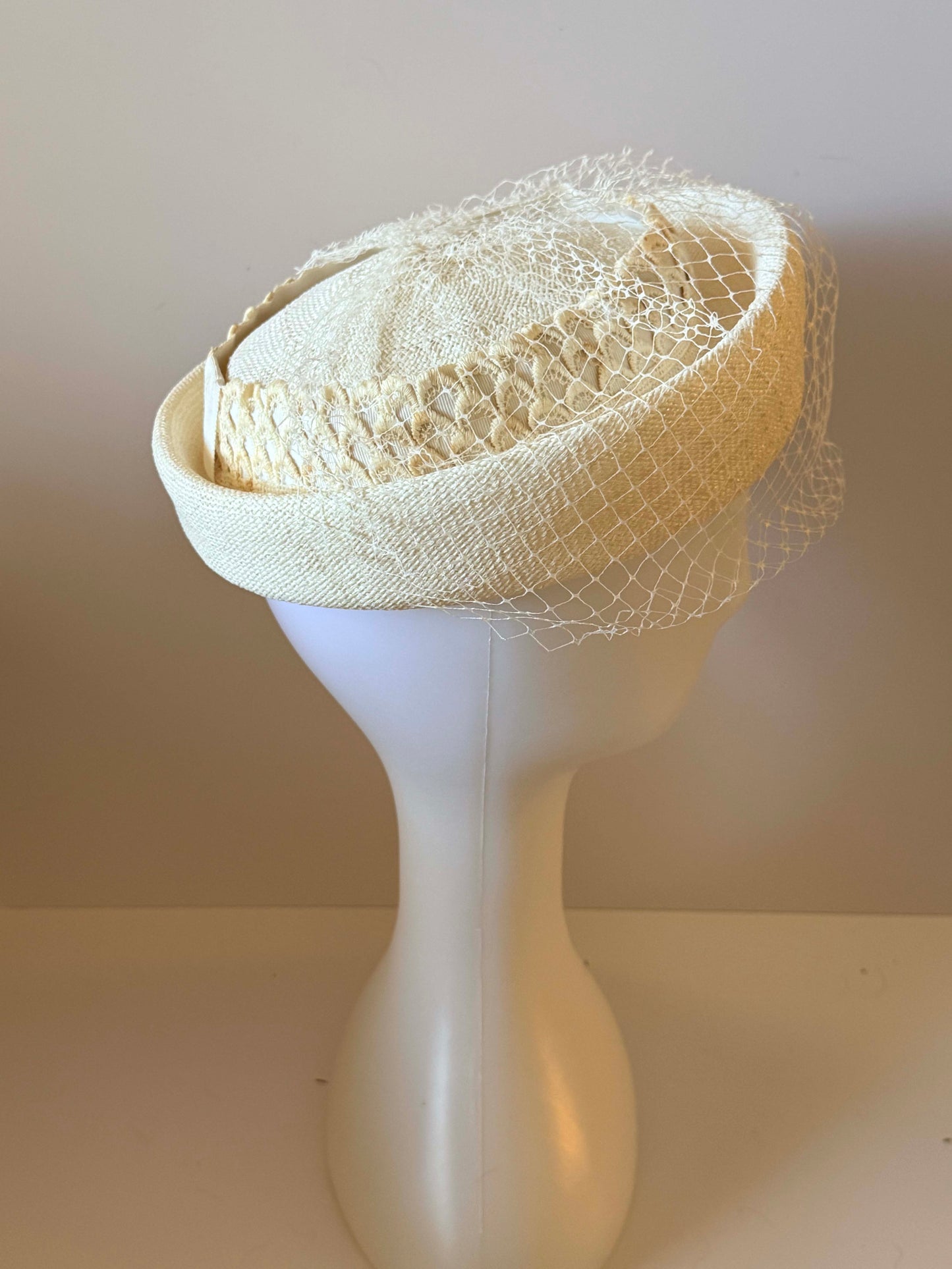 Vintage 1950s Ivory Straw Veiled Pillbox Hat Sculptural Crown Mid Century Bridal Cocktail Hat Elegant Wedding Millinery