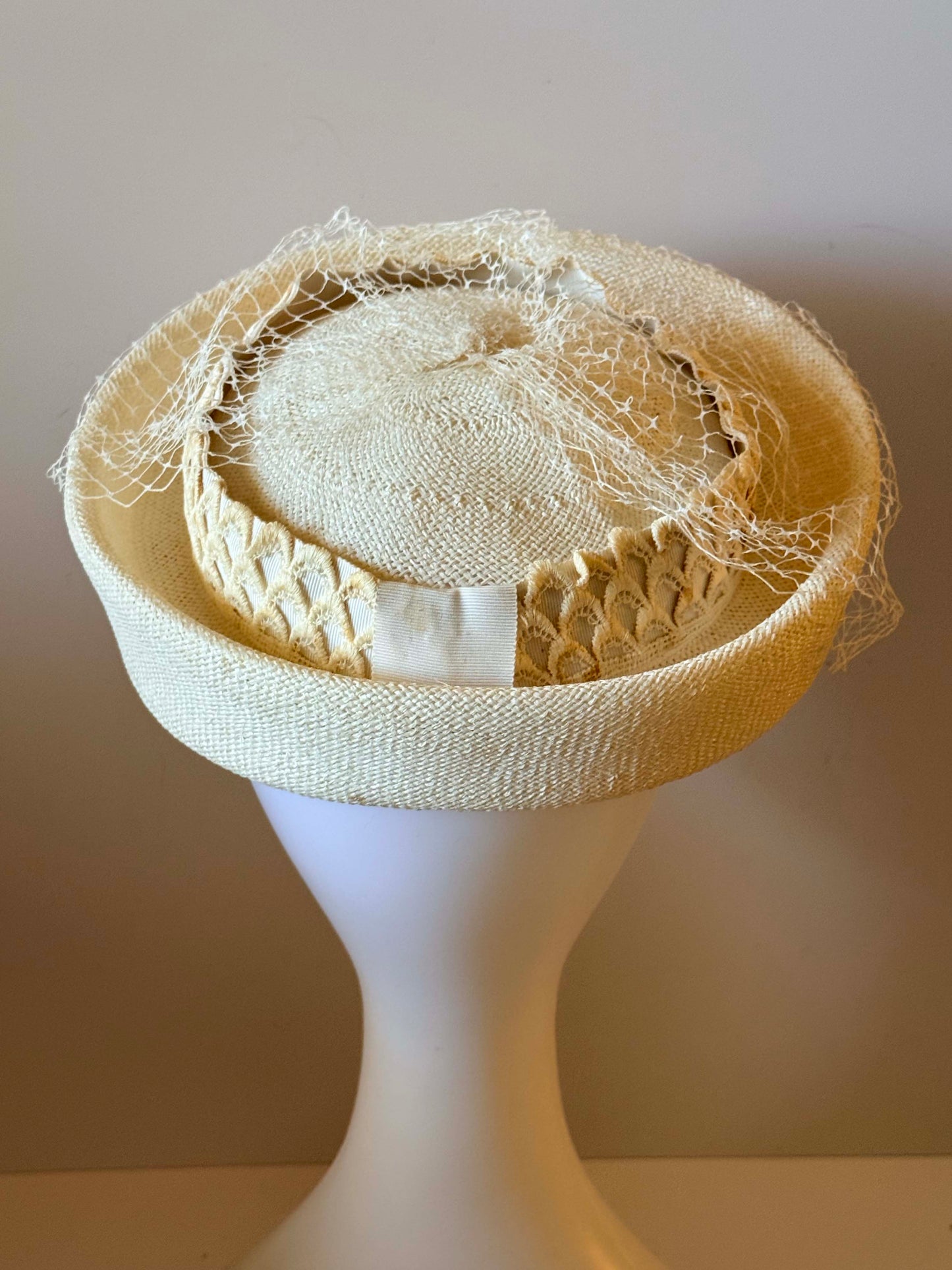 Vintage 1950s Ivory Straw Veiled Pillbox Hat Sculptural Crown Mid Century Bridal Cocktail Hat Elegant Wedding Millinery