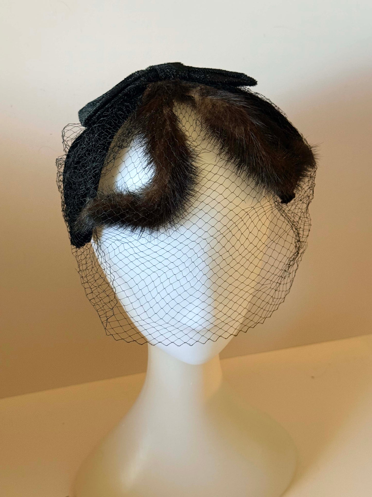 1950s Black Velvet & Mink Fascinator – Veiled Cocktail Hat – Mid-Century Fur Trim Statement Piece