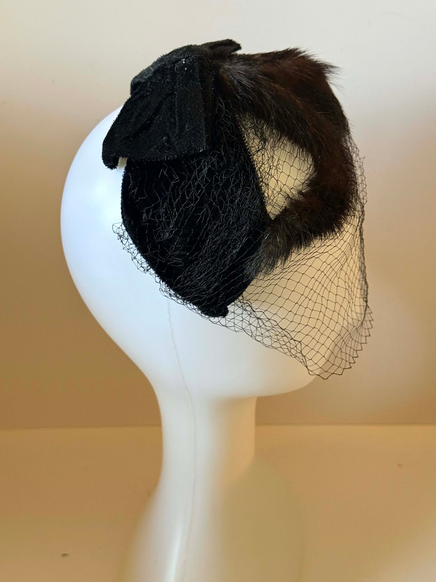 1950s Black Velvet & Mink Fascinator – Veiled Cocktail Hat – Mid-Century Fur Trim Statement Piece