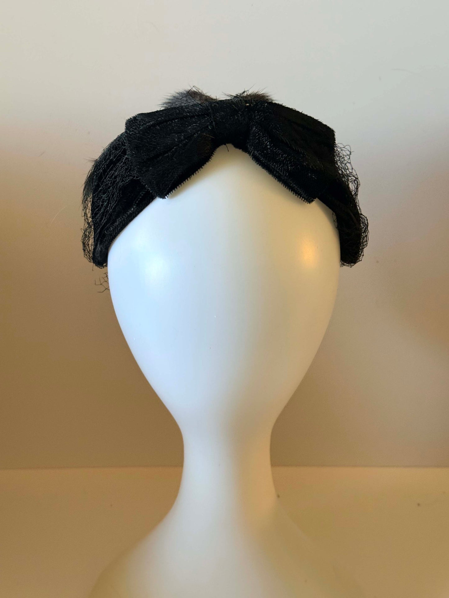 1950s Black Velvet & Mink Fascinator – Veiled Cocktail Hat – Mid-Century Fur Trim Statement Piece