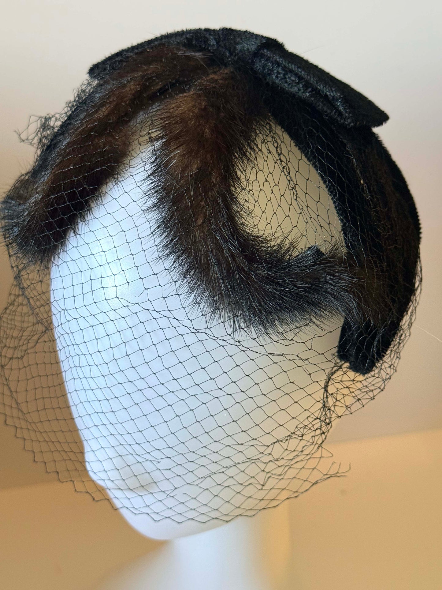1950s Black Velvet & Mink Fascinator – Veiled Cocktail Hat – Mid-Century Fur Trim Statement Piece