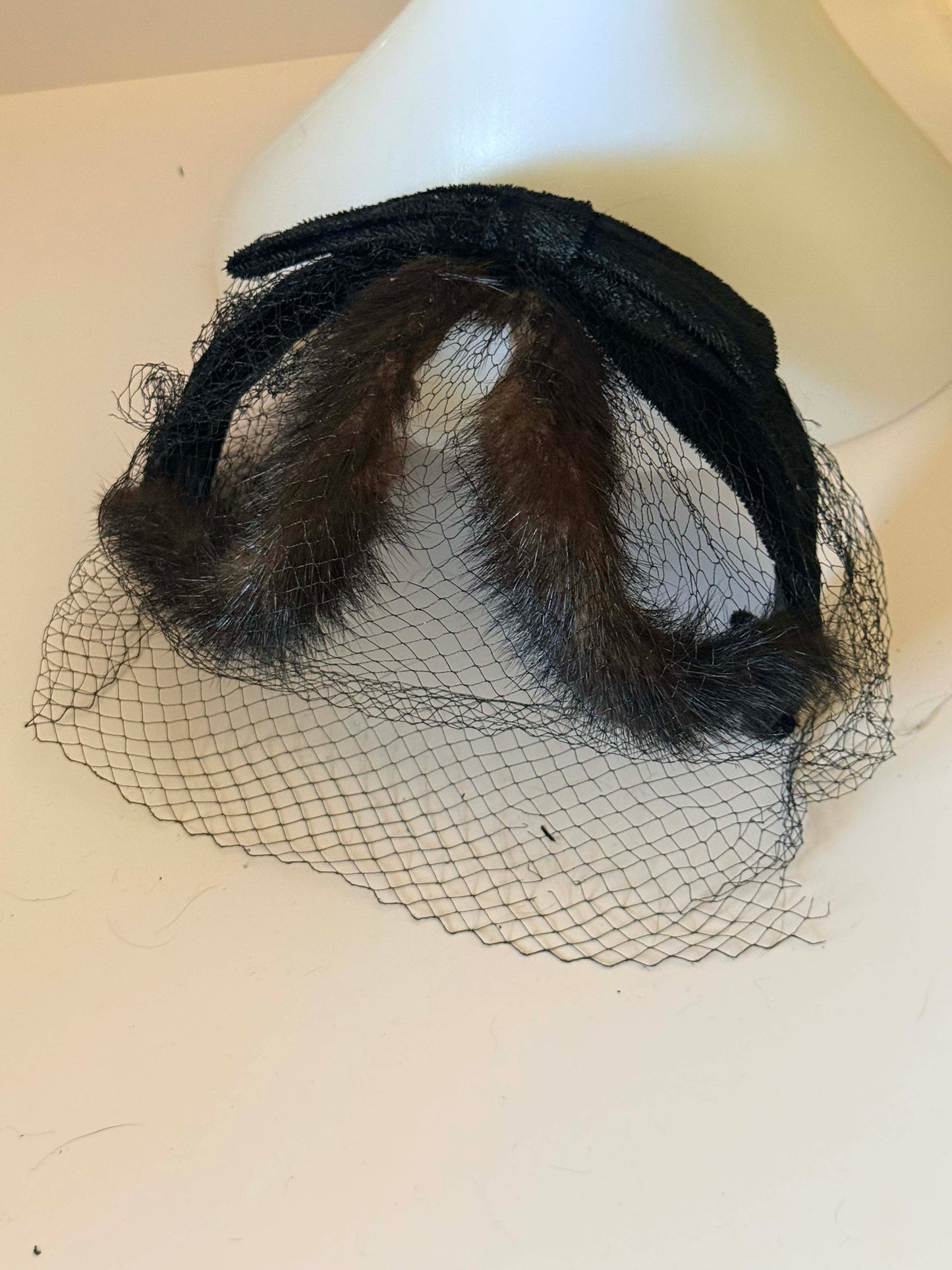 1950s Black Velvet & Mink Fascinator – Veiled Cocktail Hat – Mid-Century Fur Trim Statement Piece