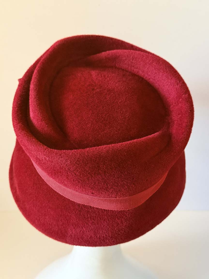 Vintage 1960s Deep Red Wool Felt Cloche Hat Sculptural Rolled Brim Grosgrain Bow Women's Mod Mid Century Hat