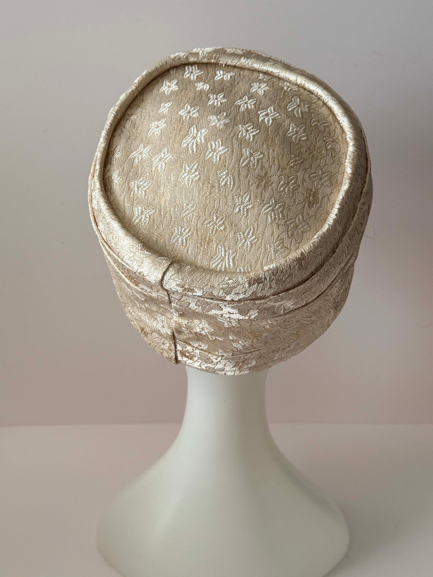 1960s Vintage Ivory Brocade Pillbox Hat – Textured Floral Jacquard – Mid Century Bridal / Cocktail Hat