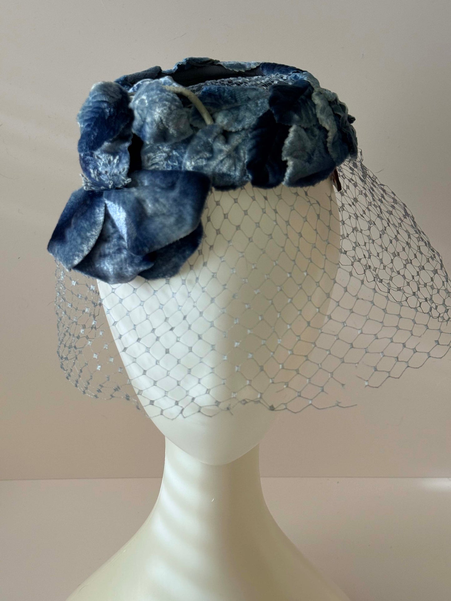 1950s–1960s Vintage Blue Velvet Halo Hat – Floral Veiled Cocktail Hat – Mid Century Statement Piece