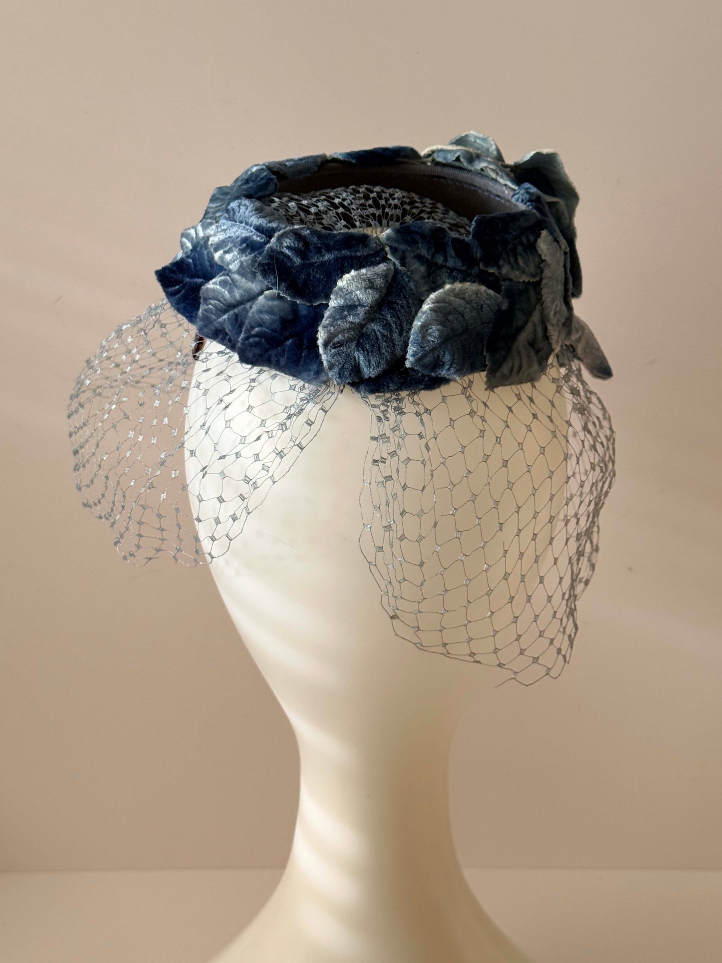 1950s–1960s Vintage Blue Velvet Halo Hat – Floral Veiled Cocktail Hat – Mid Century Statement Piece