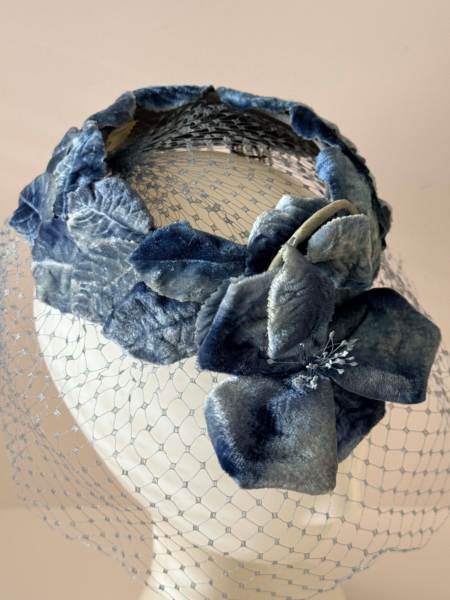1950s–1960s Vintage Blue Velvet Halo Hat – Floral Veiled Cocktail Hat – Mid Century Statement Piece