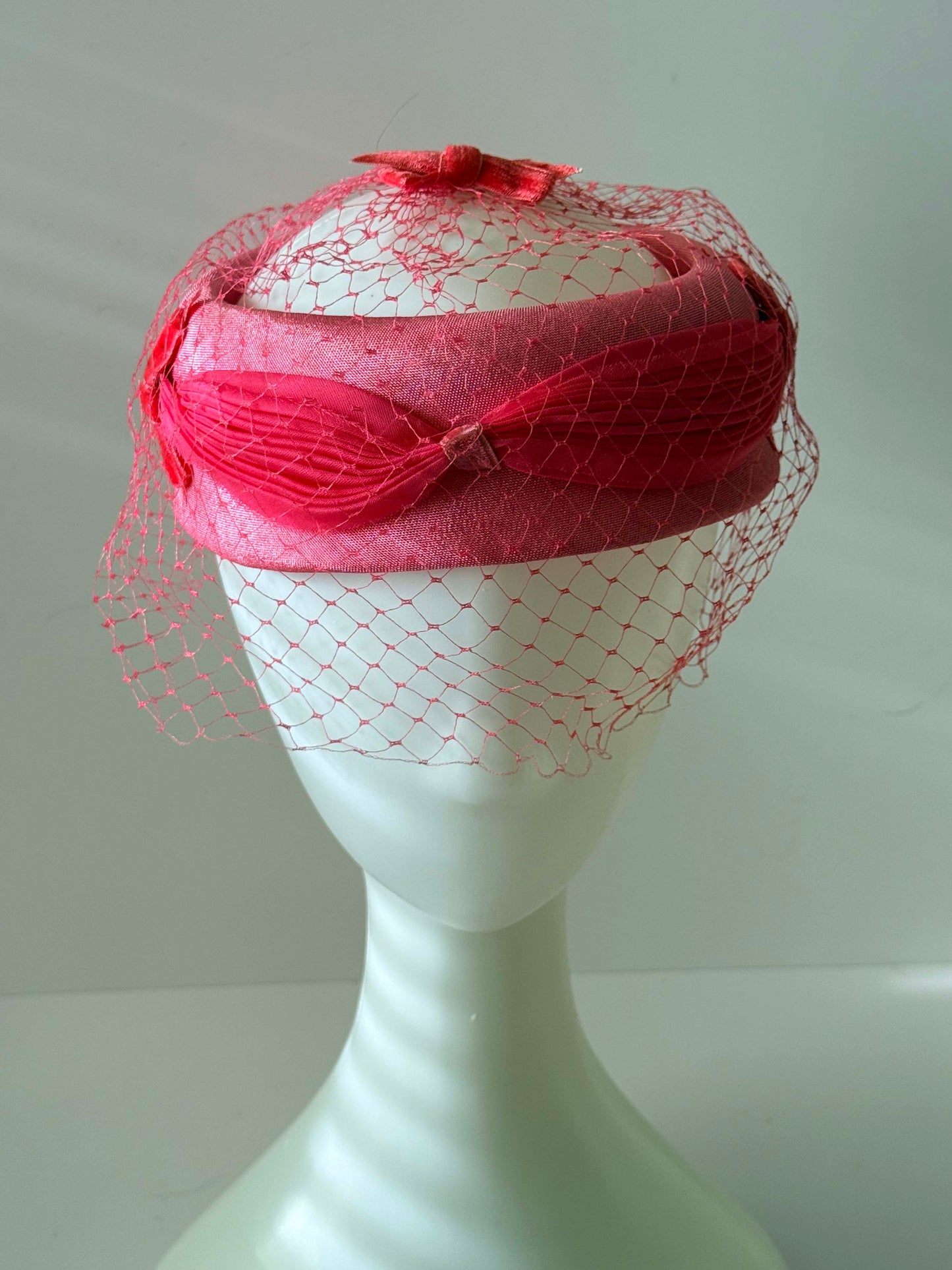 1950s–1960s Vintage Pink Halo Hat – Veiled Cocktail Headpiece – Structured Ring Hat – Mid Century Statement