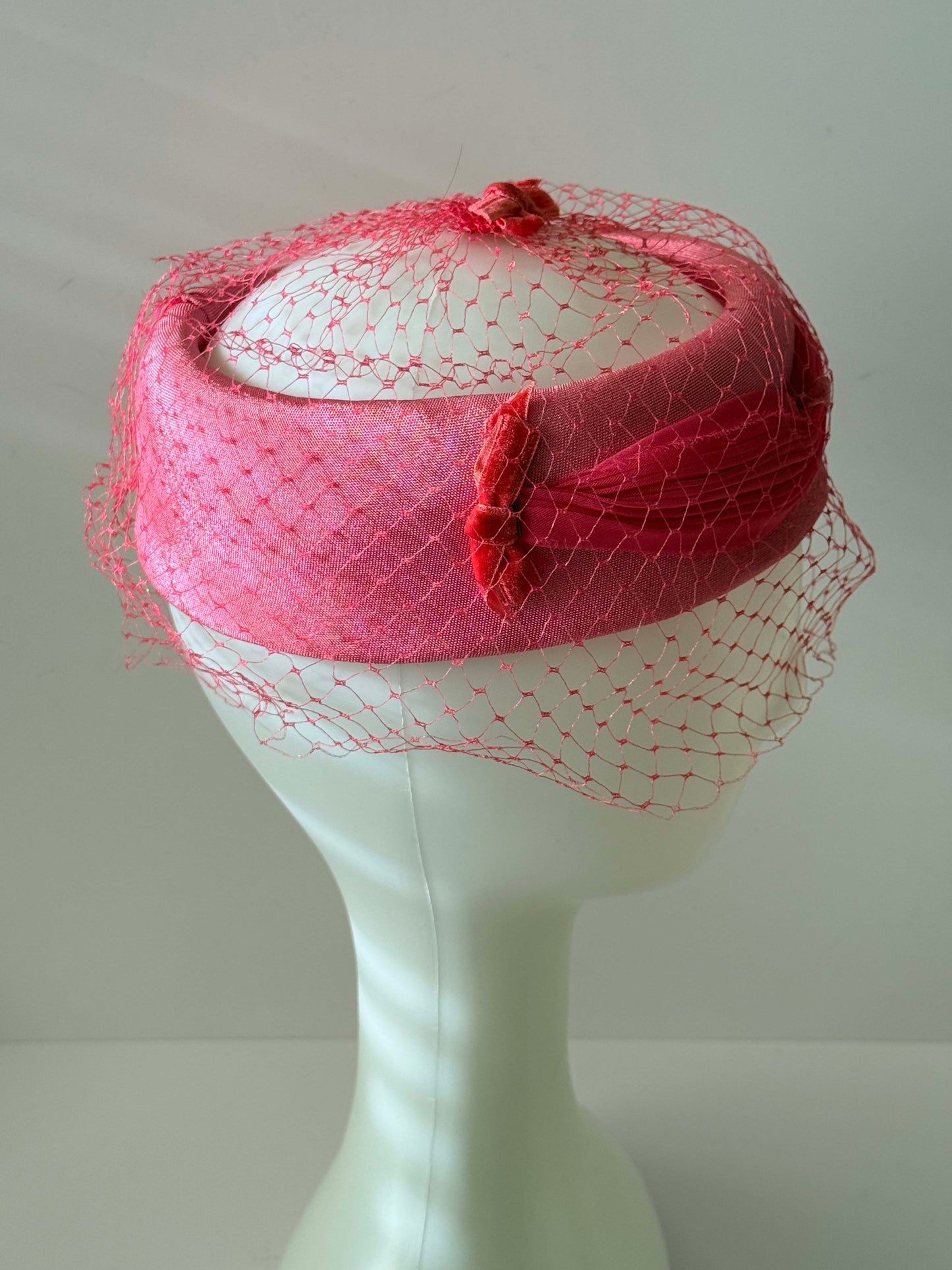 1950s–1960s Vintage Pink Halo Hat – Veiled Cocktail Headpiece – Structured Ring Hat – Mid Century Statement