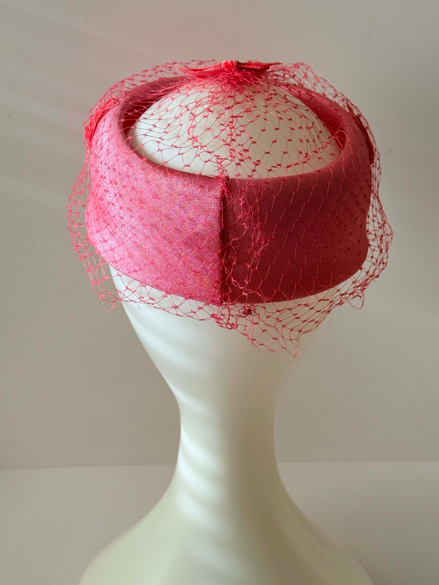 1950s–1960s Vintage Pink Halo Hat – Veiled Cocktail Headpiece – Structured Ring Hat – Mid Century Statement