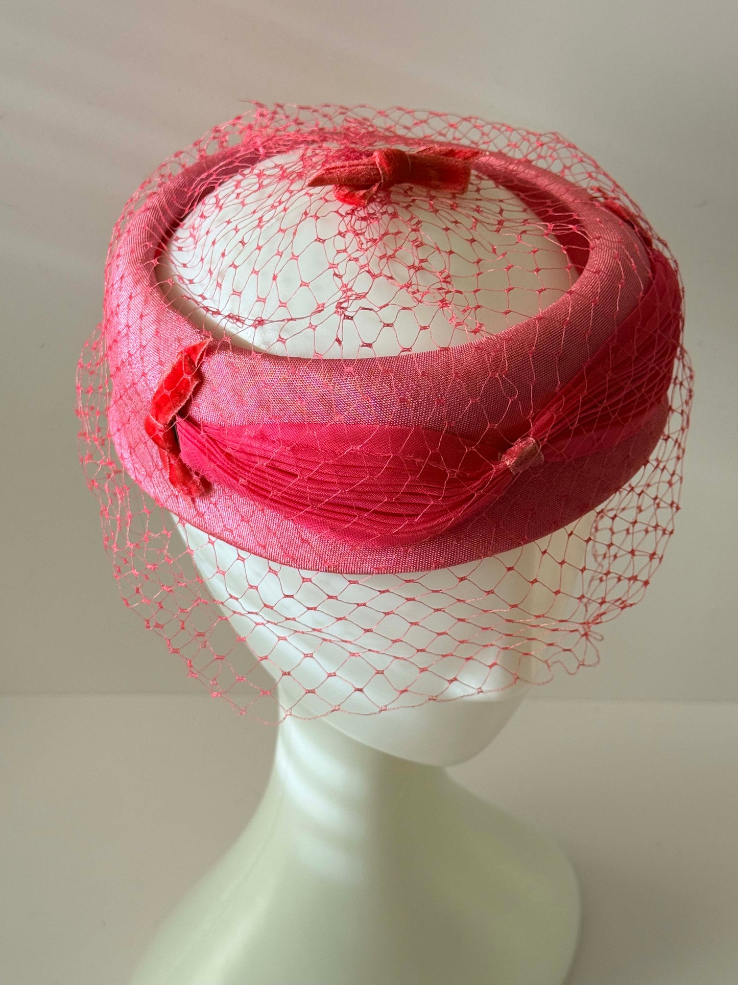 1950s–1960s Vintage Pink Halo Hat – Veiled Cocktail Headpiece – Structured Ring Hat – Mid Century Statement