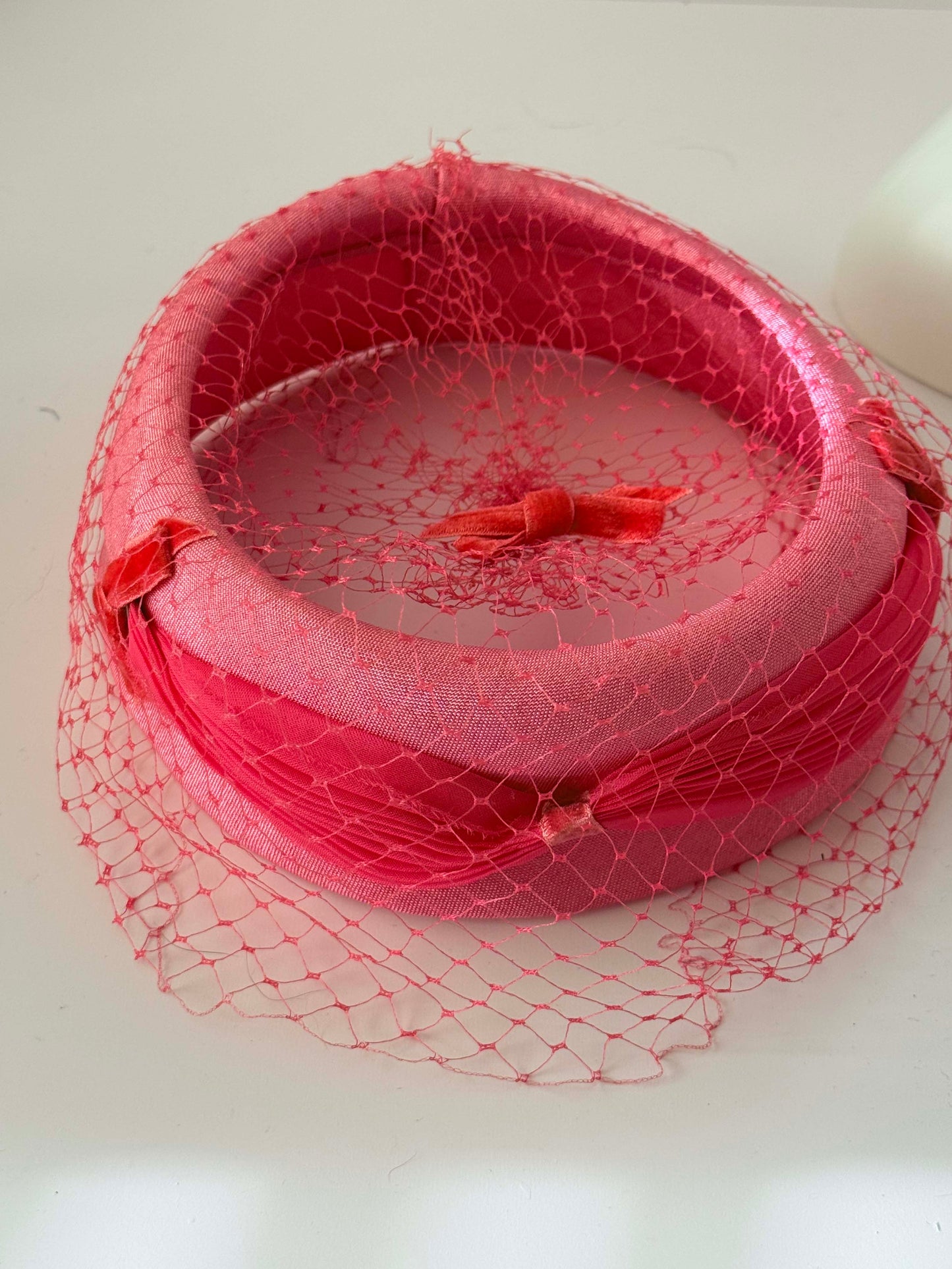 1950s–1960s Vintage Pink Halo Hat – Veiled Cocktail Headpiece – Structured Ring Hat – Mid Century Statement