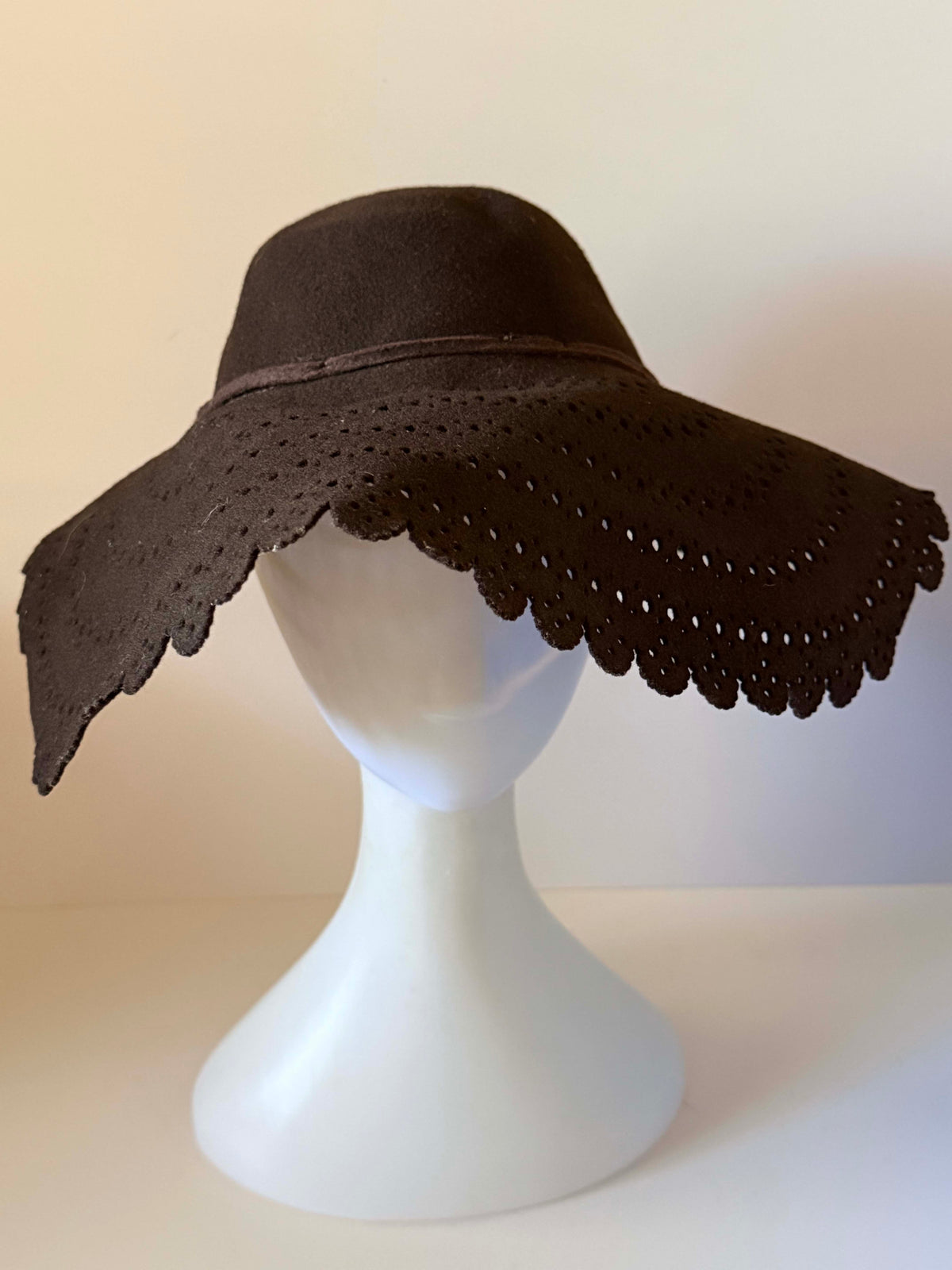 Vintage 1940s Dark Brown Wool Felt Wide Brim Hat Eyelet Cutwork Scalloped Brim Ribbon Tie Women's Millinery