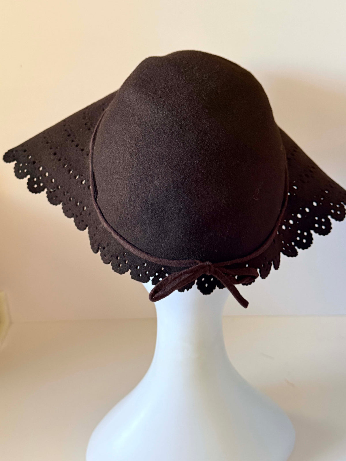Vintage 1940s Dark Brown Wool Felt Wide Brim Hat Eyelet Cutwork Scalloped Brim Ribbon Tie Women's Millinery