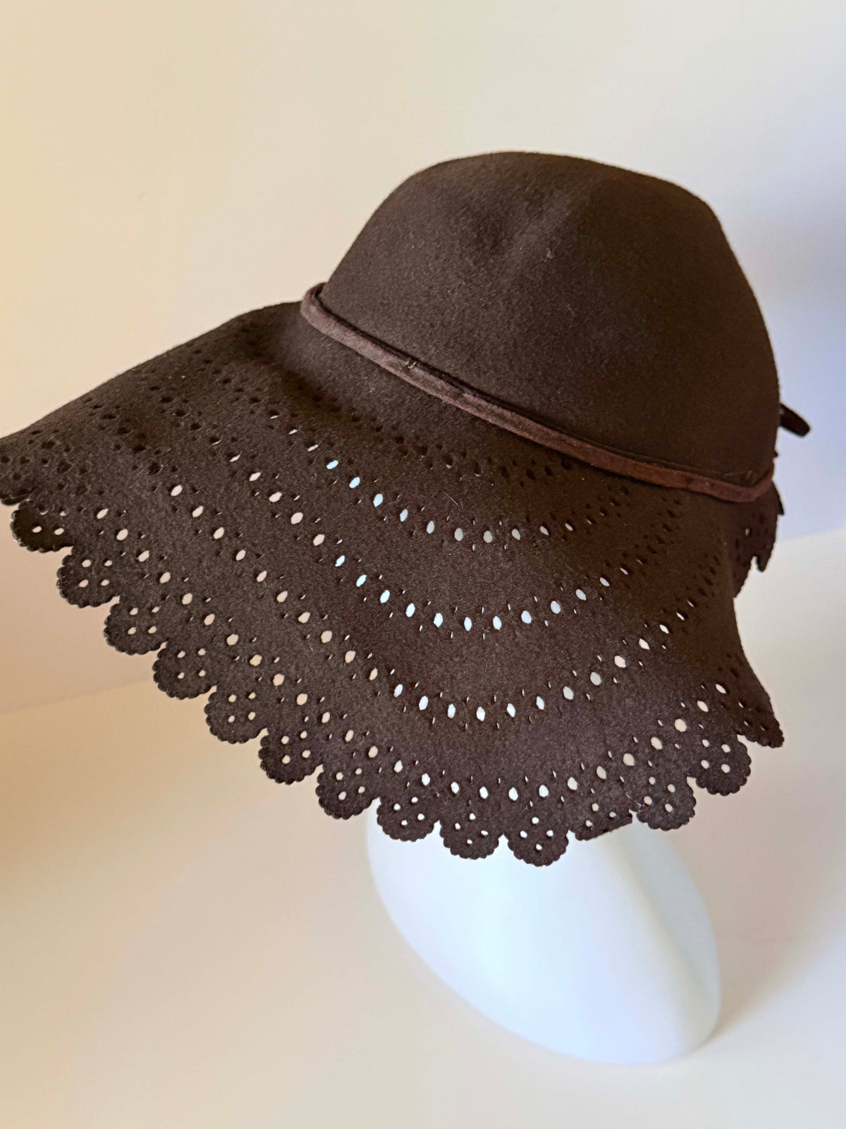 Vintage 1940s Dark Brown Wool Felt Wide Brim Hat Eyelet Cutwork Scalloped Brim Ribbon Tie Women's Millinery