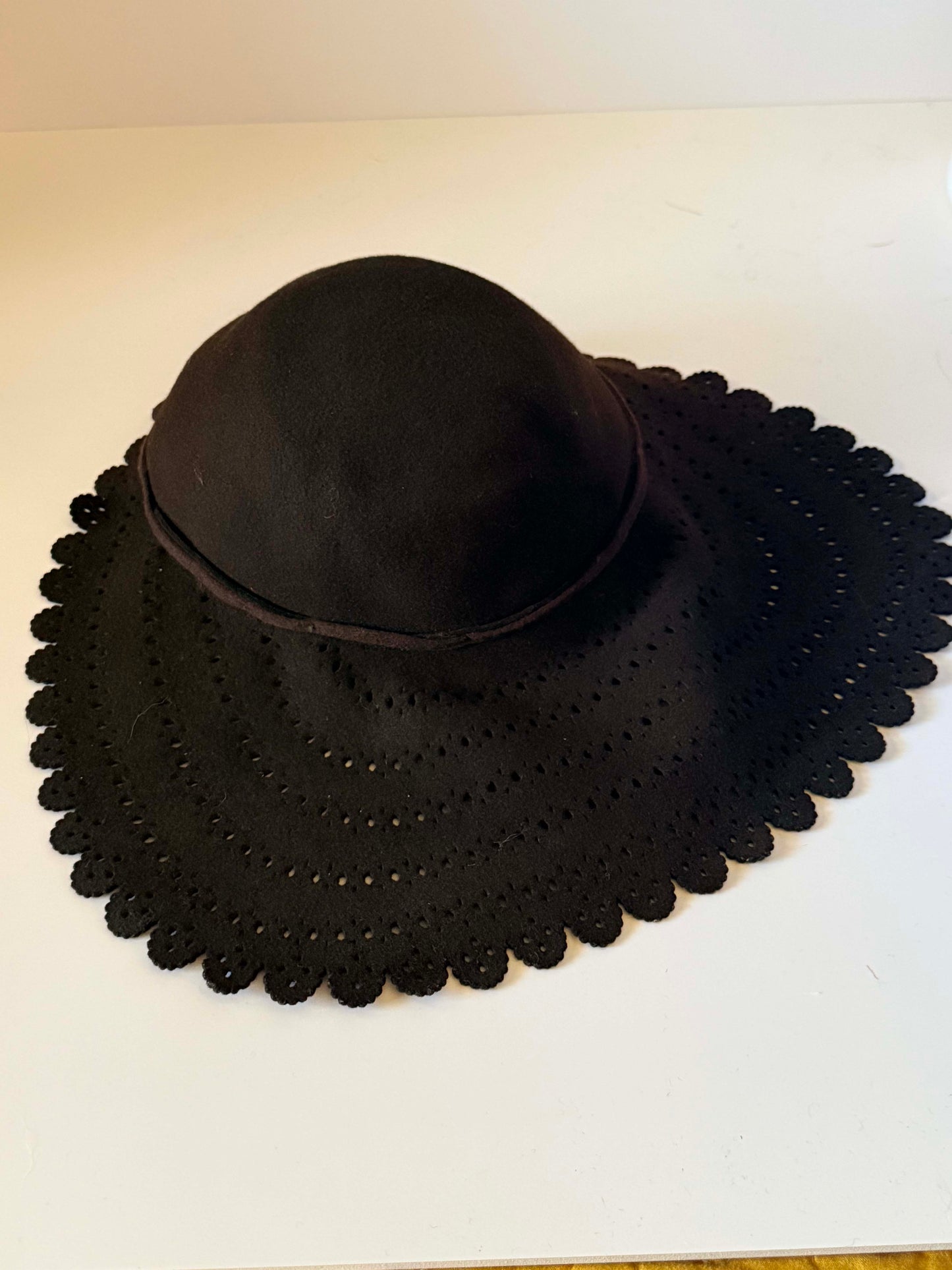 Vintage 1940s Dark Brown Wool Felt Wide Brim Hat Eyelet Cutwork Scalloped Brim Ribbon Tie Women's Millinery
