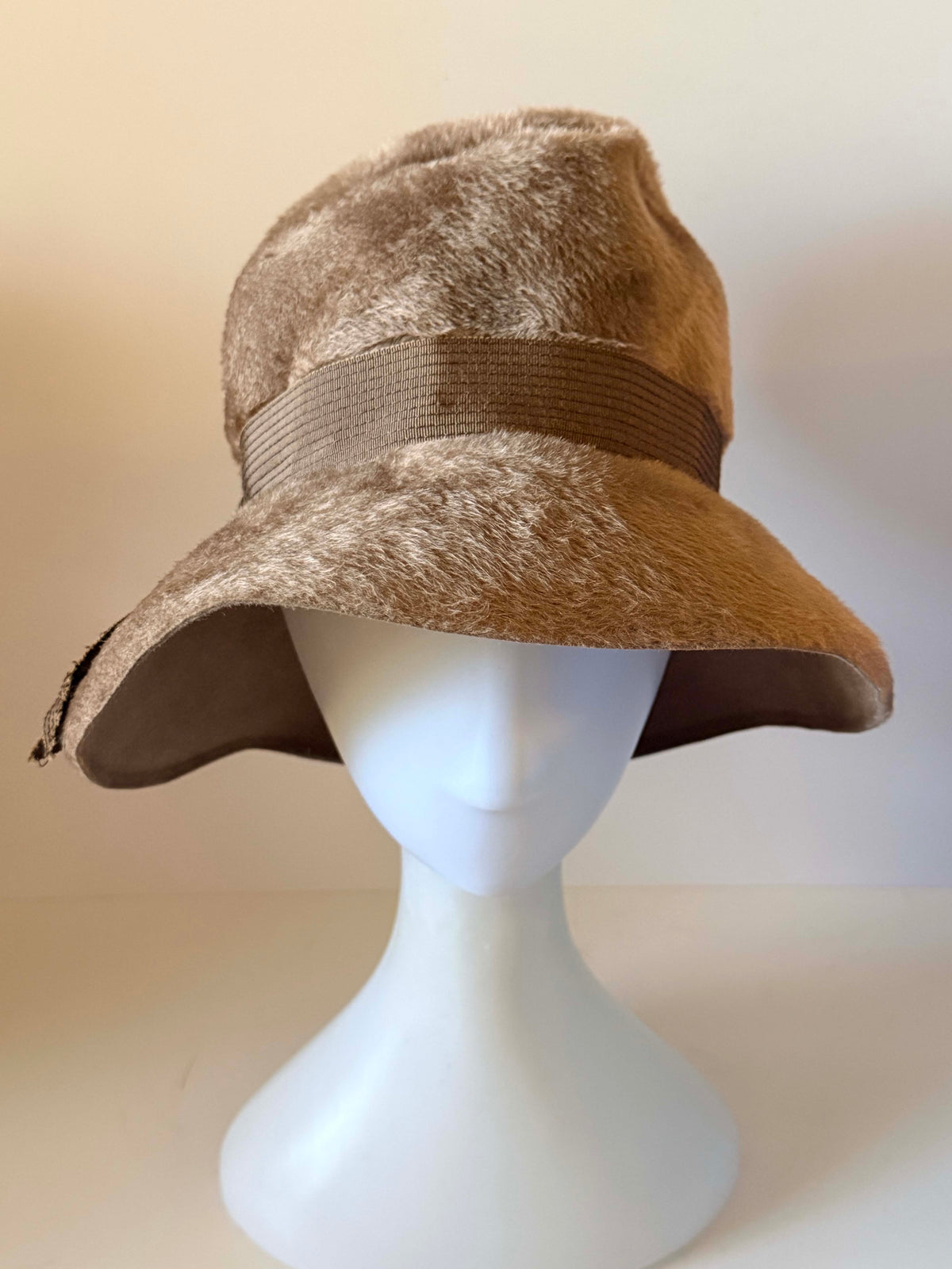 Vintage 1950s Martelle Taupe Brown Faux Fur Felt Fedora Hat Grosgrain Ribbon Sculpted Crown Women's Mid Century Hat