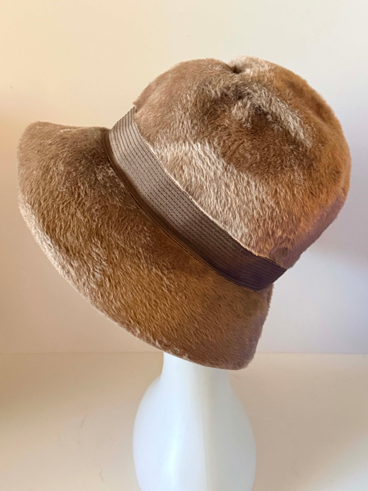 Vintage 1950s Martelle Taupe Brown Faux Fur Felt Fedora Hat Grosgrain Ribbon Sculpted Crown Women's Mid Century Hat