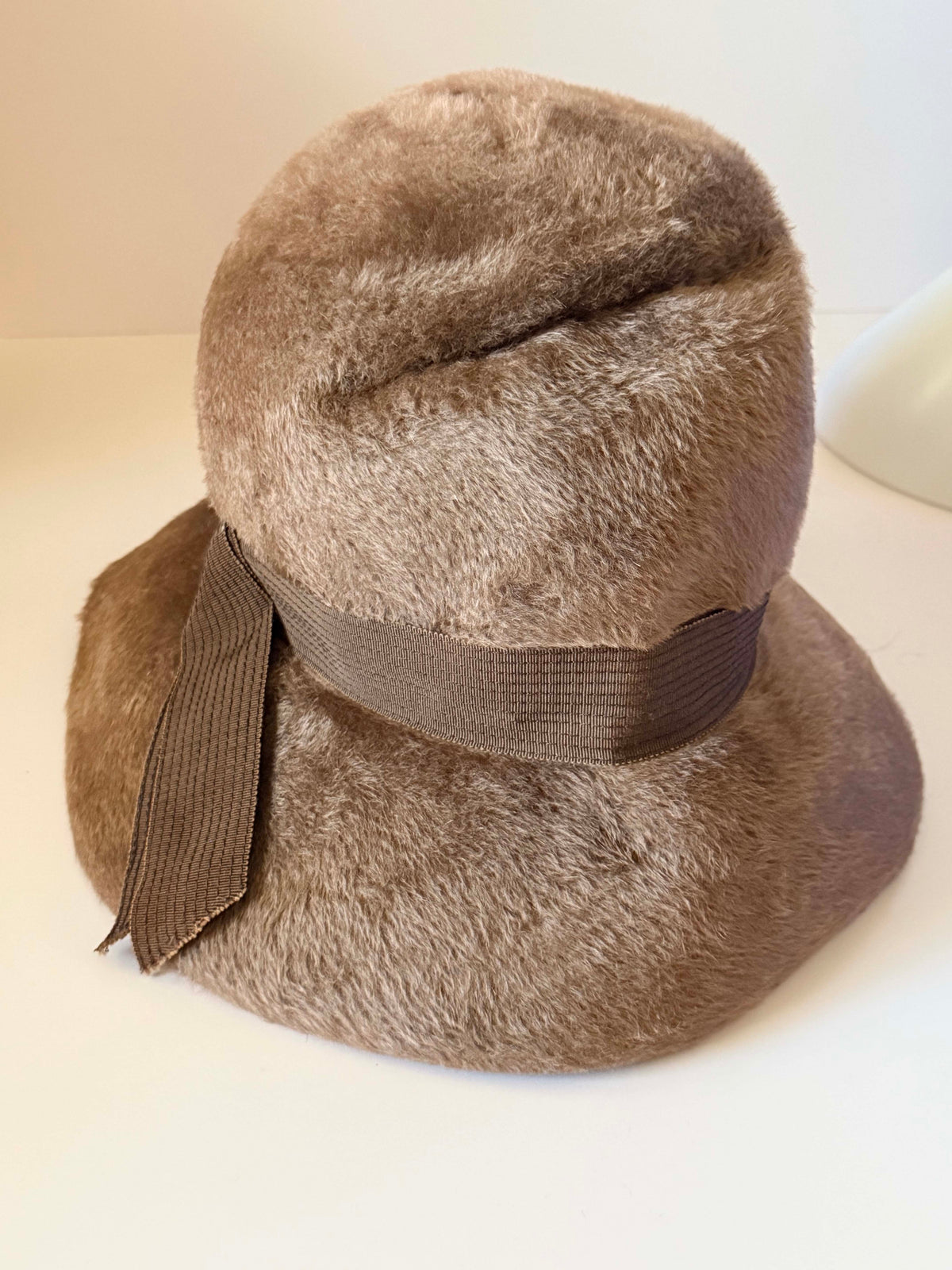 Vintage 1950s Martelle Taupe Brown Faux Fur Felt Fedora Hat Grosgrain Ribbon Sculpted Crown Women's Mid Century Hat