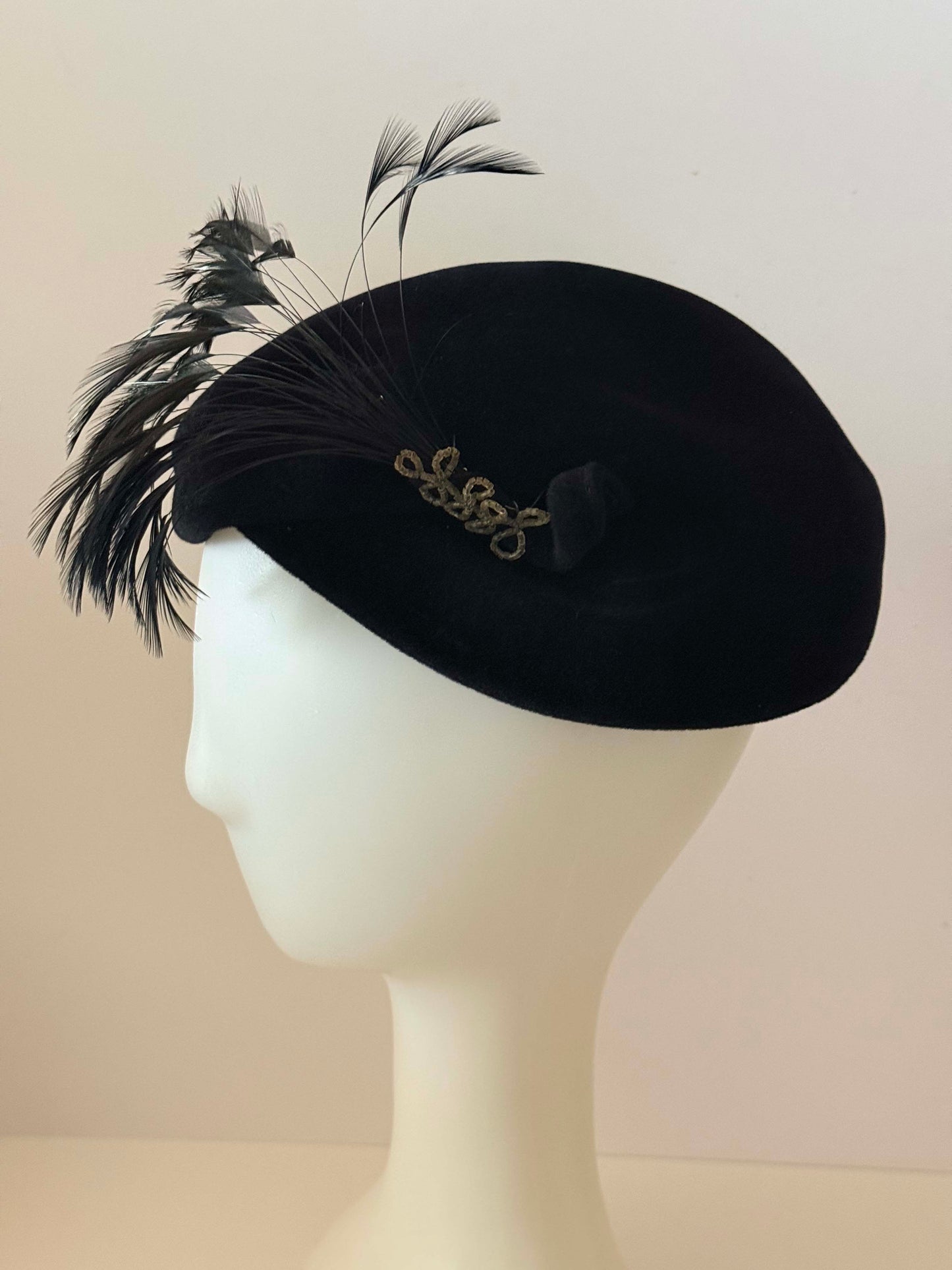 Vintage 1940s Black Velvet Tilt Hat with Feather Plume – Classic Cocktail Hat Elegant WWII Era Millinery Evening Headpiece