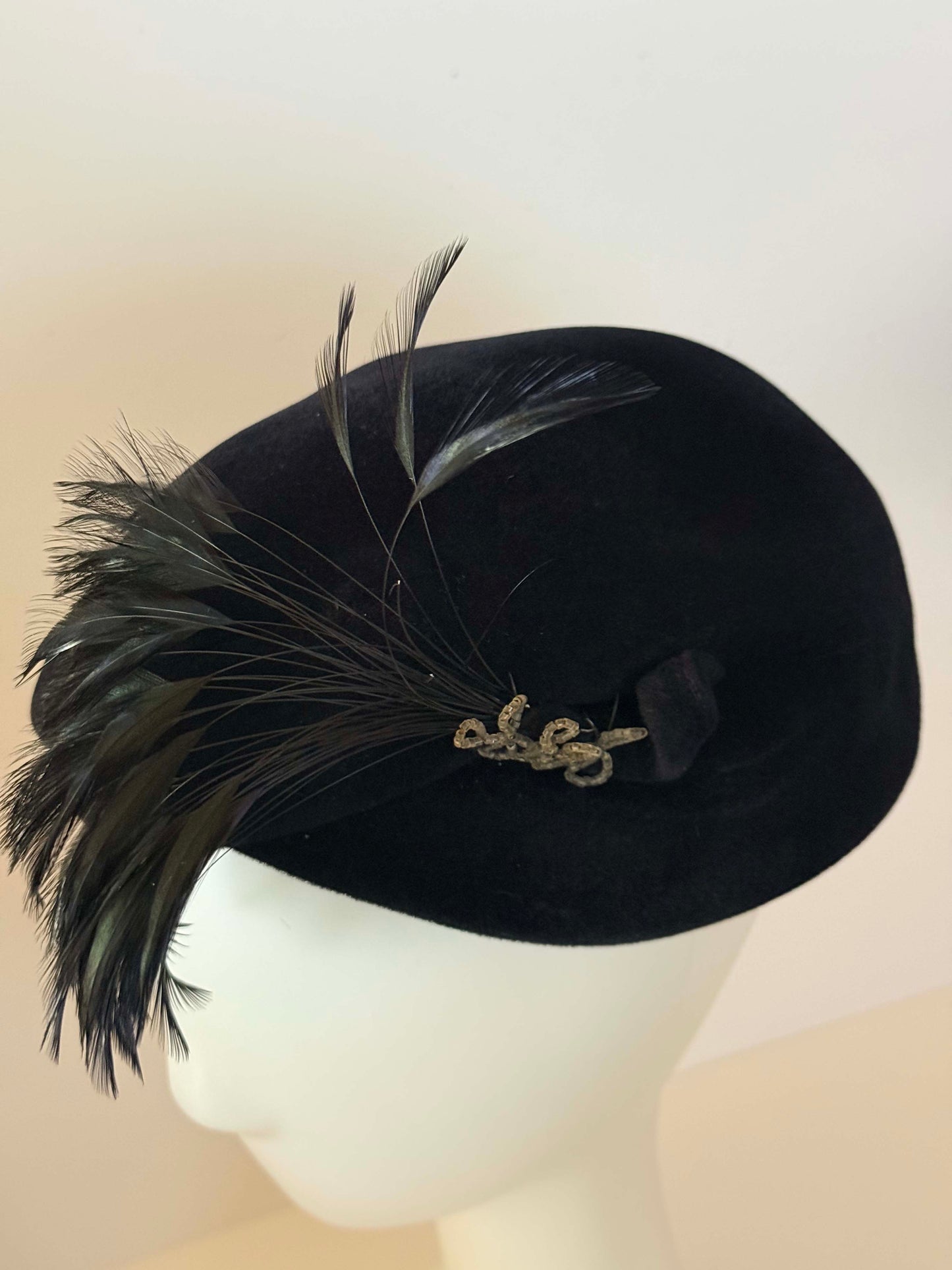 Vintage 1940s Black Velvet Tilt Hat with Feather Plume – Classic Cocktail Hat Elegant WWII Era Millinery Evening Headpiece