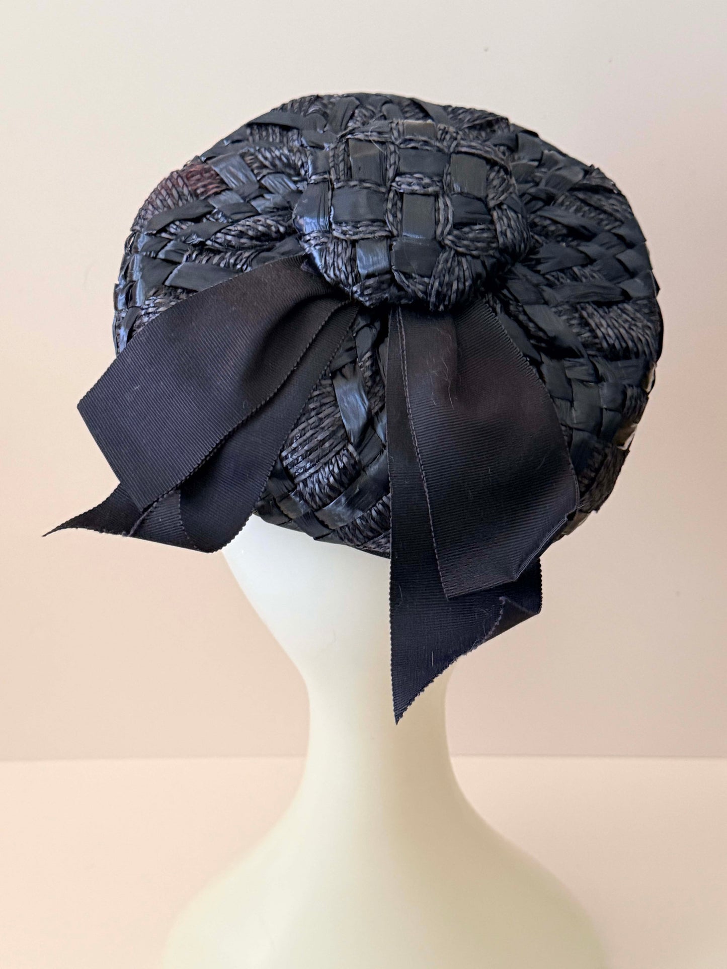 1950s William New York Navy Blue Woven Hat – Sculptural Raffia Pillbox with Grosgrain Bow