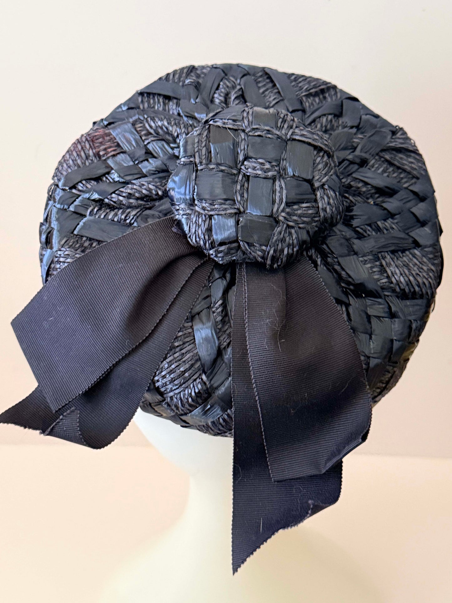 1950s William New York Navy Blue Woven Hat – Sculptural Raffia Pillbox with Grosgrain Bow