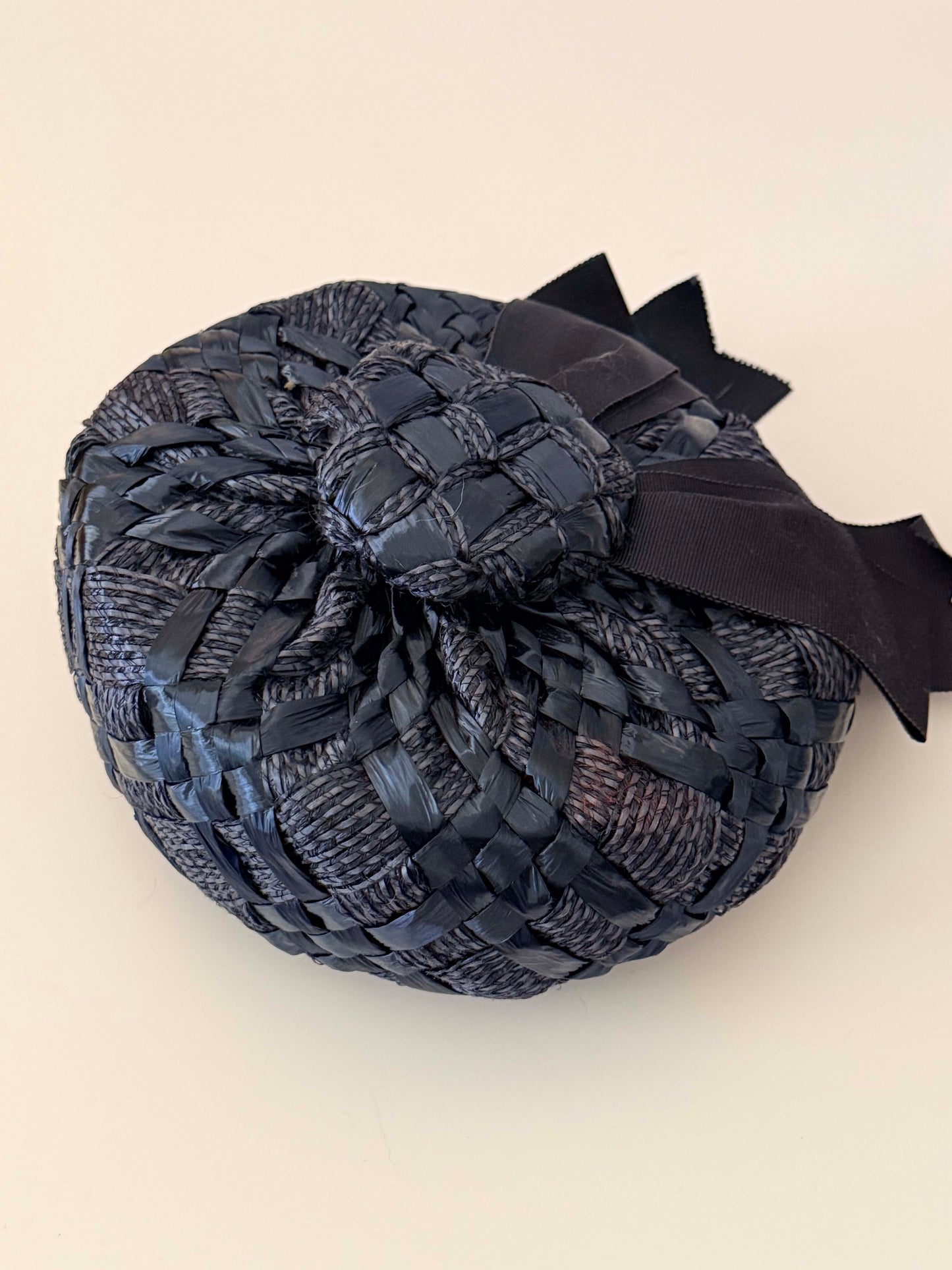 1950s William New York Navy Blue Woven Hat – Sculptural Raffia Pillbox with Grosgrain Bow