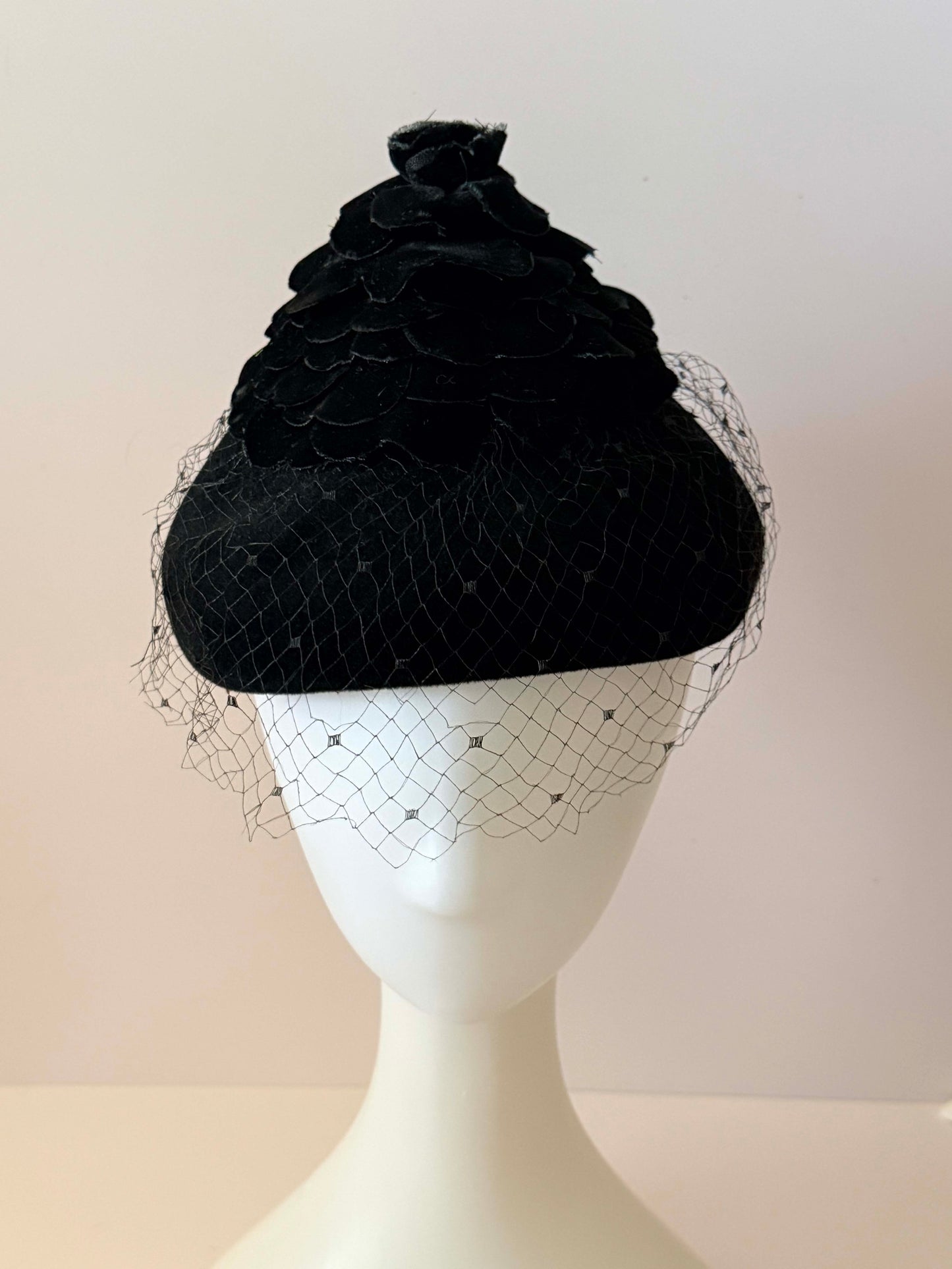 1940s–1950s Black Velvet Floral Cocktail Hat – Tower Shops Sculpted Petal Veil Hat Mid Century Elegant Headpiece