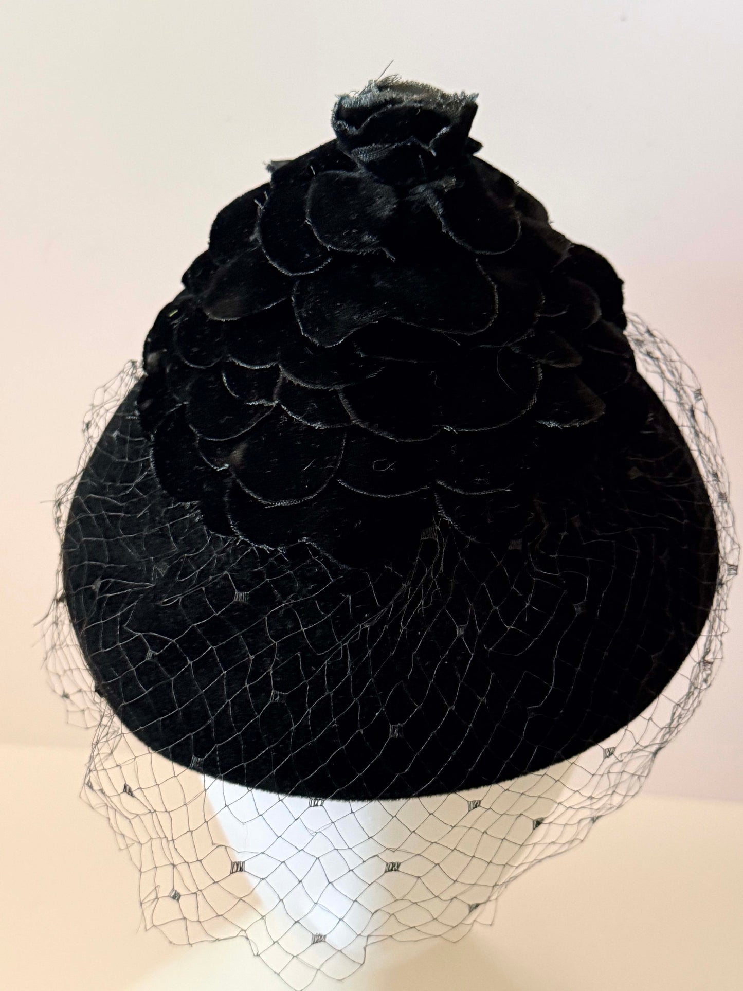 1940s–1950s Black Velvet Floral Cocktail Hat – Tower Shops Sculpted Petal Veil Hat Mid Century Elegant Headpiece