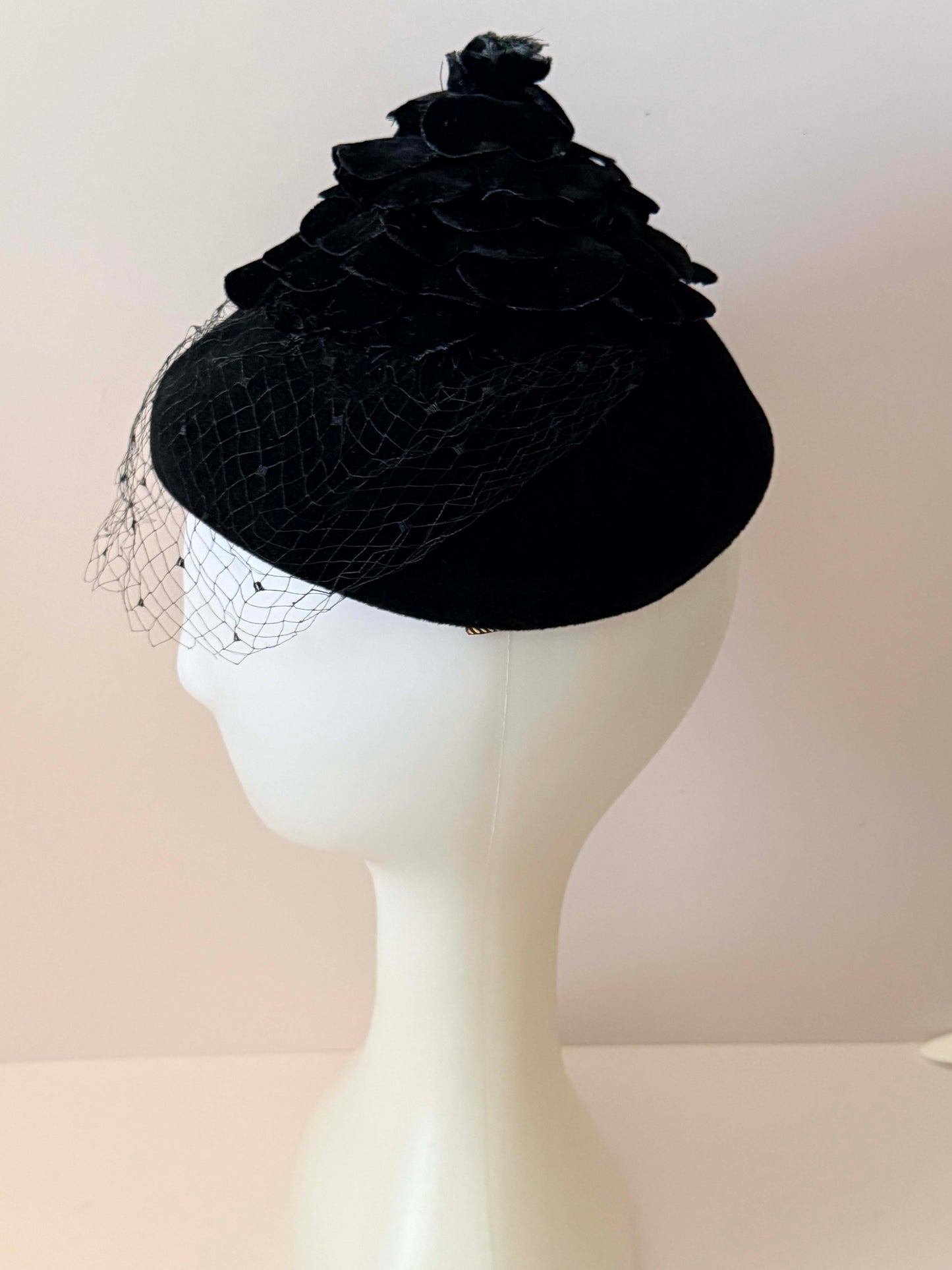 1940s–1950s Black Velvet Floral Cocktail Hat – Tower Shops Sculpted Petal Veil Hat Mid Century Elegant Headpiece