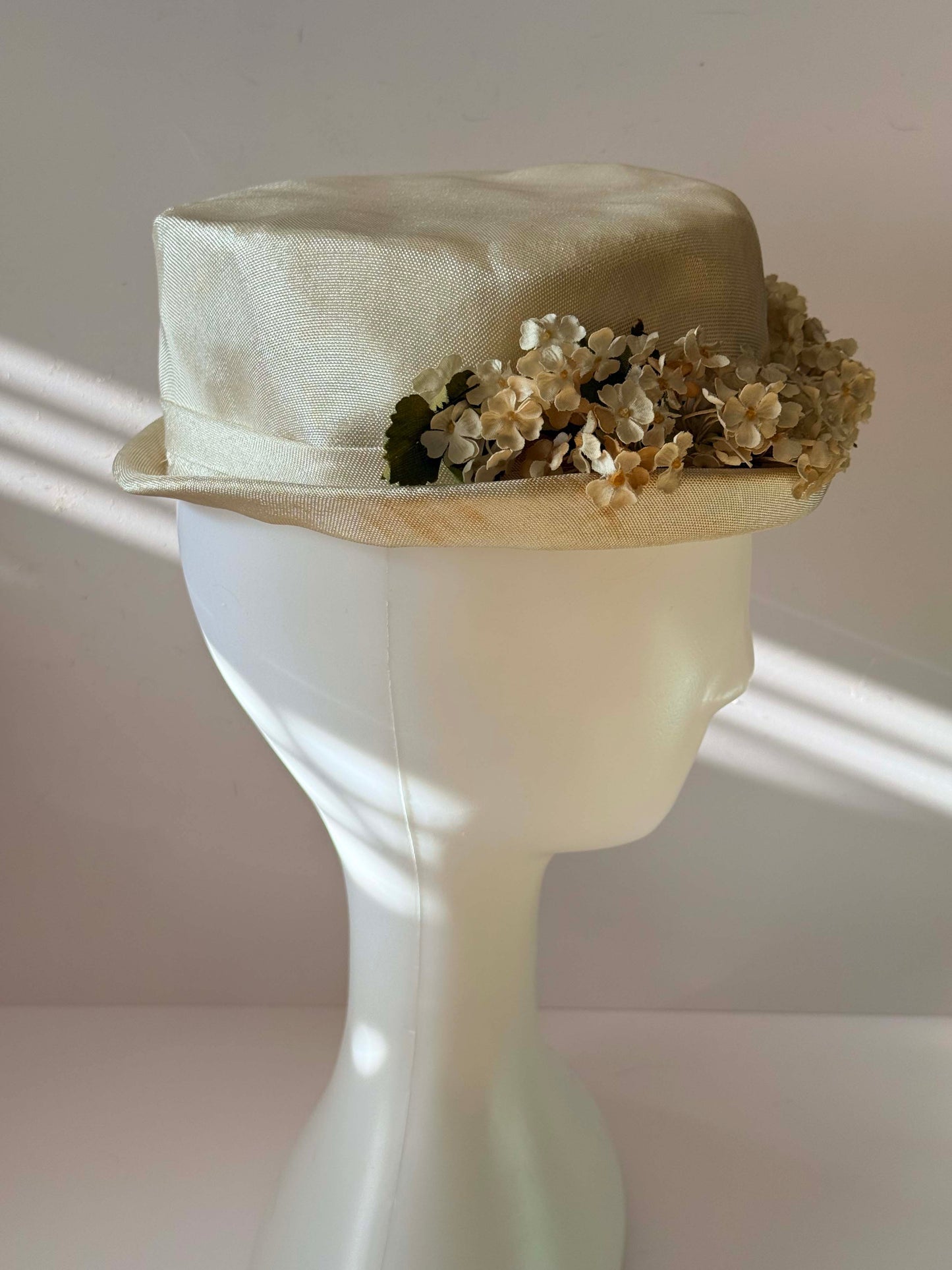 Vintage 1960s Ivory Floral Straw Hat – Satin Crown Wedding Garden Party Hat
