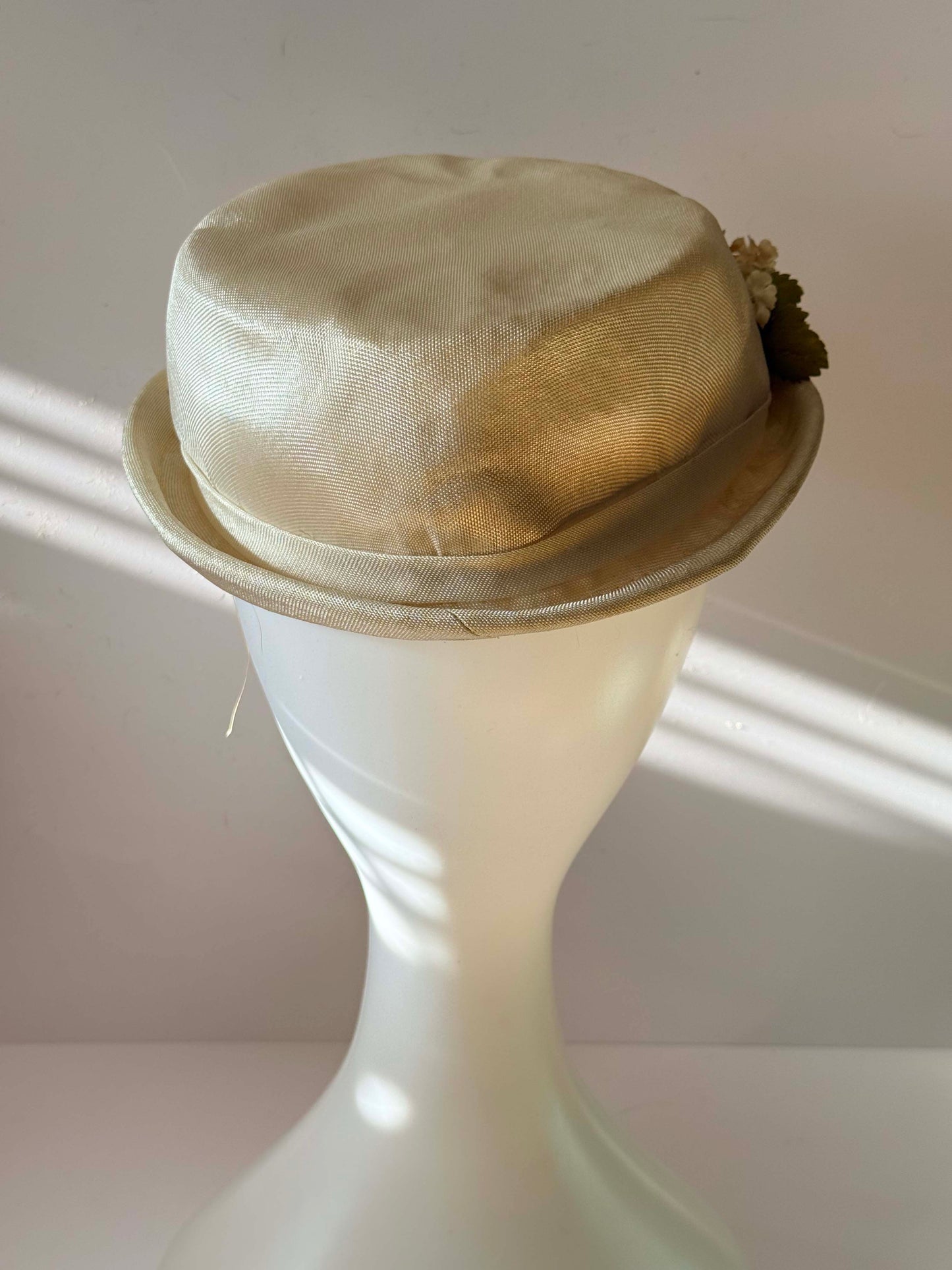 Vintage 1960s Ivory Floral Straw Hat – Satin Crown Wedding Garden Party Hat