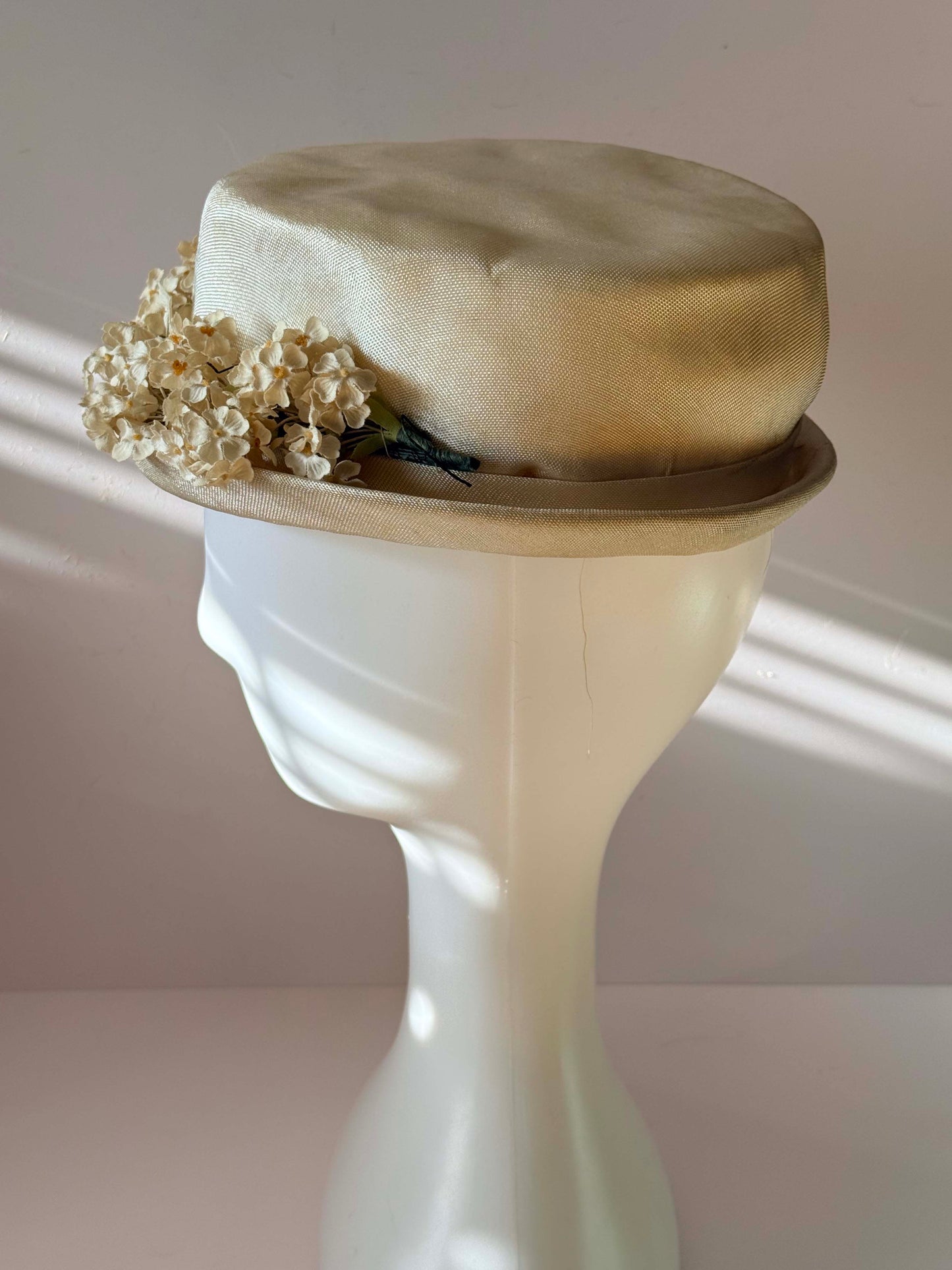 Vintage 1960s Ivory Floral Straw Hat – Satin Crown Wedding Garden Party Hat