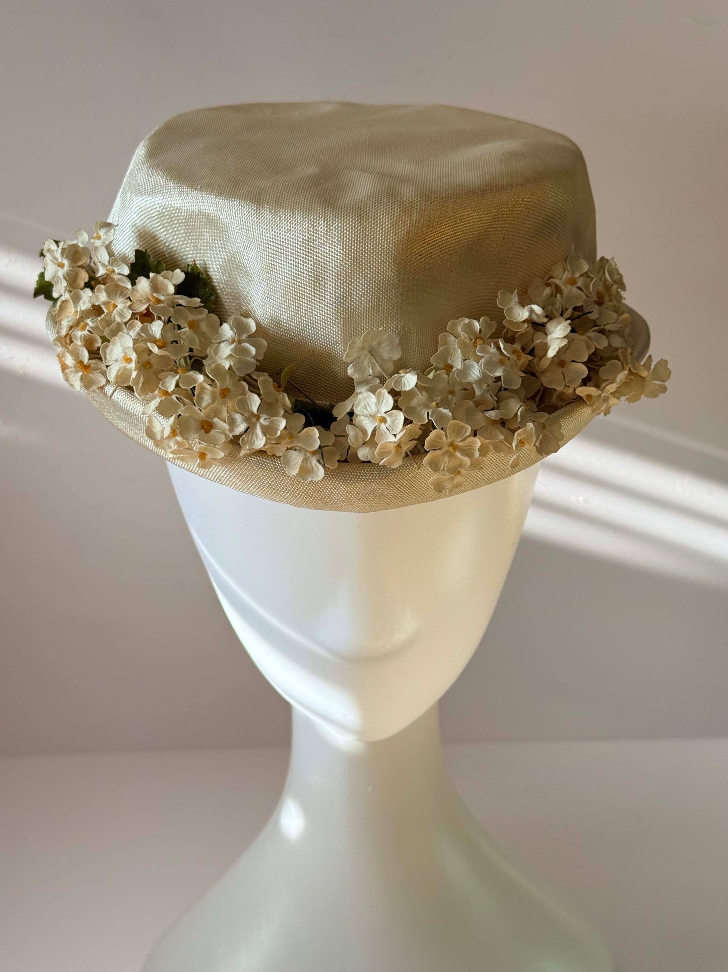 Vintage 1960s Ivory Floral Straw Hat – Satin Crown Wedding Garden Party Hat
