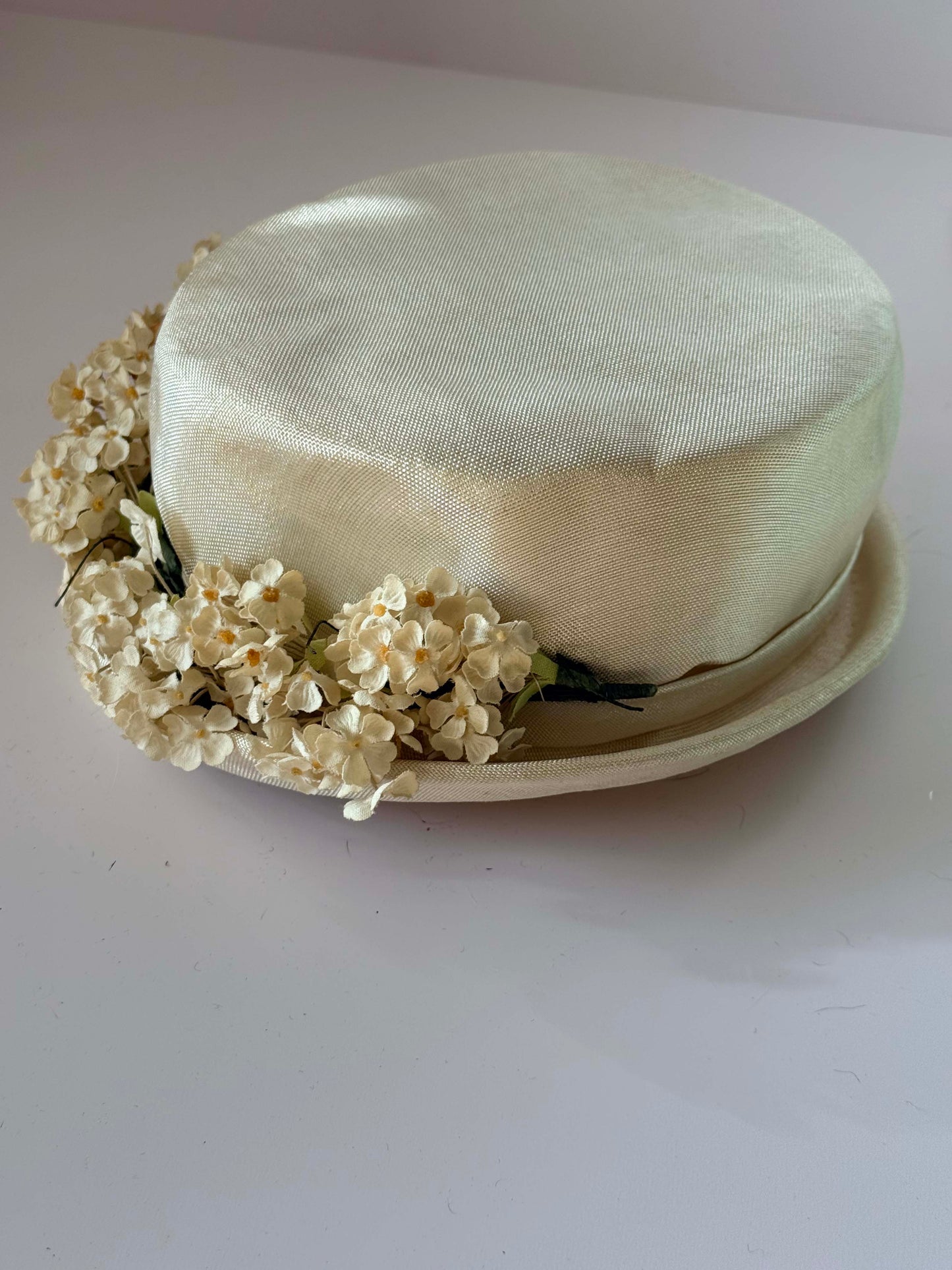 Vintage 1960s Ivory Floral Straw Hat – Satin Crown Wedding Garden Party Hat