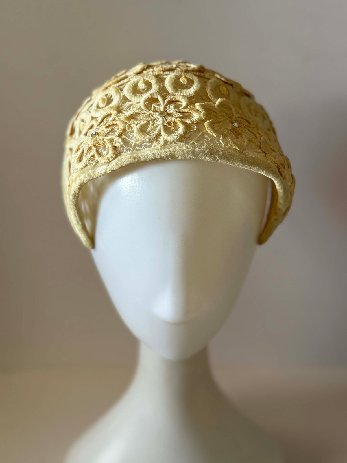 Vintage 1950s Ivory Lace Half Hat Floral Embroidery Soutache Rhinestone Bridal Wedding Cocktail Women's Mid Century Millinery